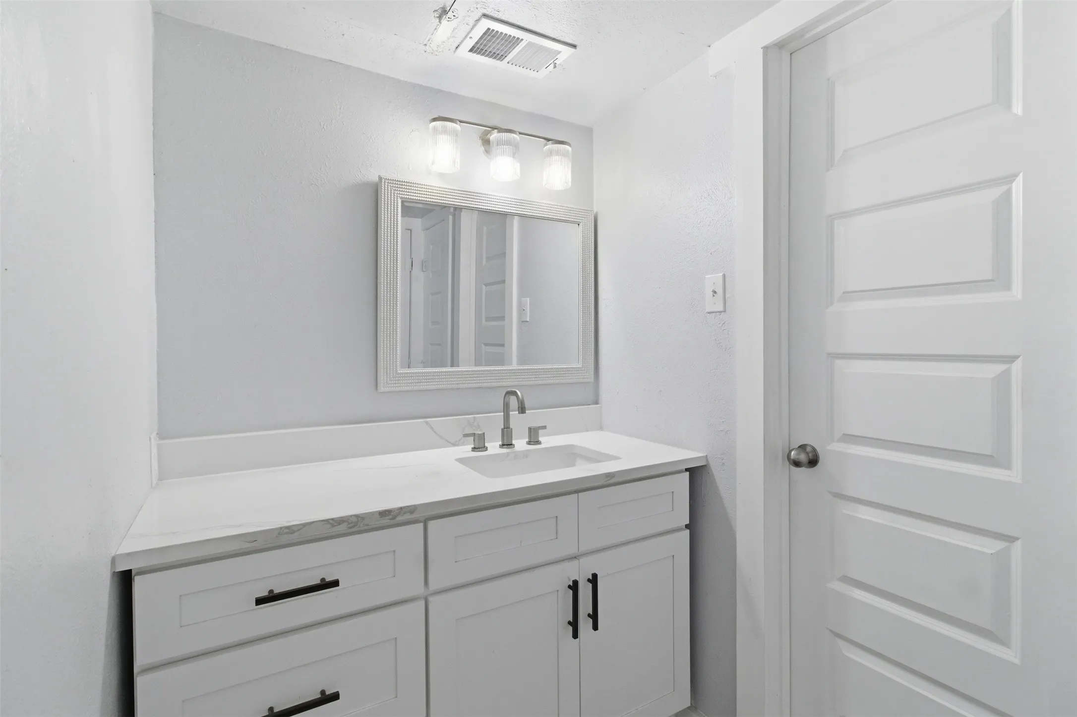 Condominium For Sale in Dallas County , 10574 High Hollows Drive 165, Dallas, Texas 75230, 1 Bedroom, 1 Bathroom, Garage spaces, 740 Sqft, built in 1970, mls#21289227, Real Estate Agent in Dallas, Homes For Sale in Dallas county, Homes For Sale in Dallas, Realtor in Dallas Texas, Real Estate Brokerage Independent Realty Texas, Luminita Cordes Realtor