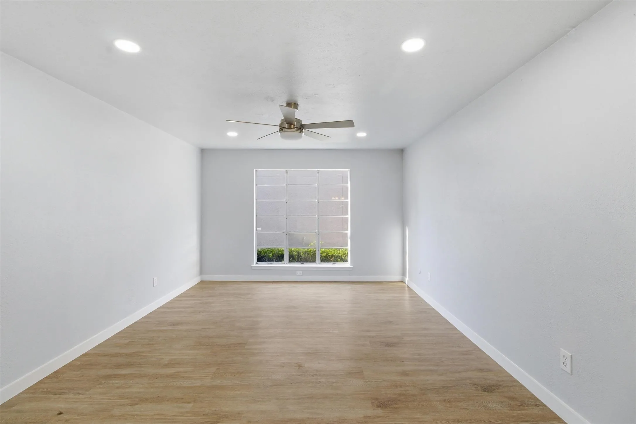 Condominium For Sale in Dallas County , 10574 High Hollows Drive 165, Dallas, Texas 75230, 1 Bedroom, 1 Bathroom, Garage spaces, 740 Sqft, built in 1970, mls#21289227, Real Estate Agent in Dallas, Homes For Sale in Dallas county, Homes For Sale in Dallas, Realtor in Dallas Texas, Real Estate Brokerage Independent Realty Texas, Luminita Cordes Realtor