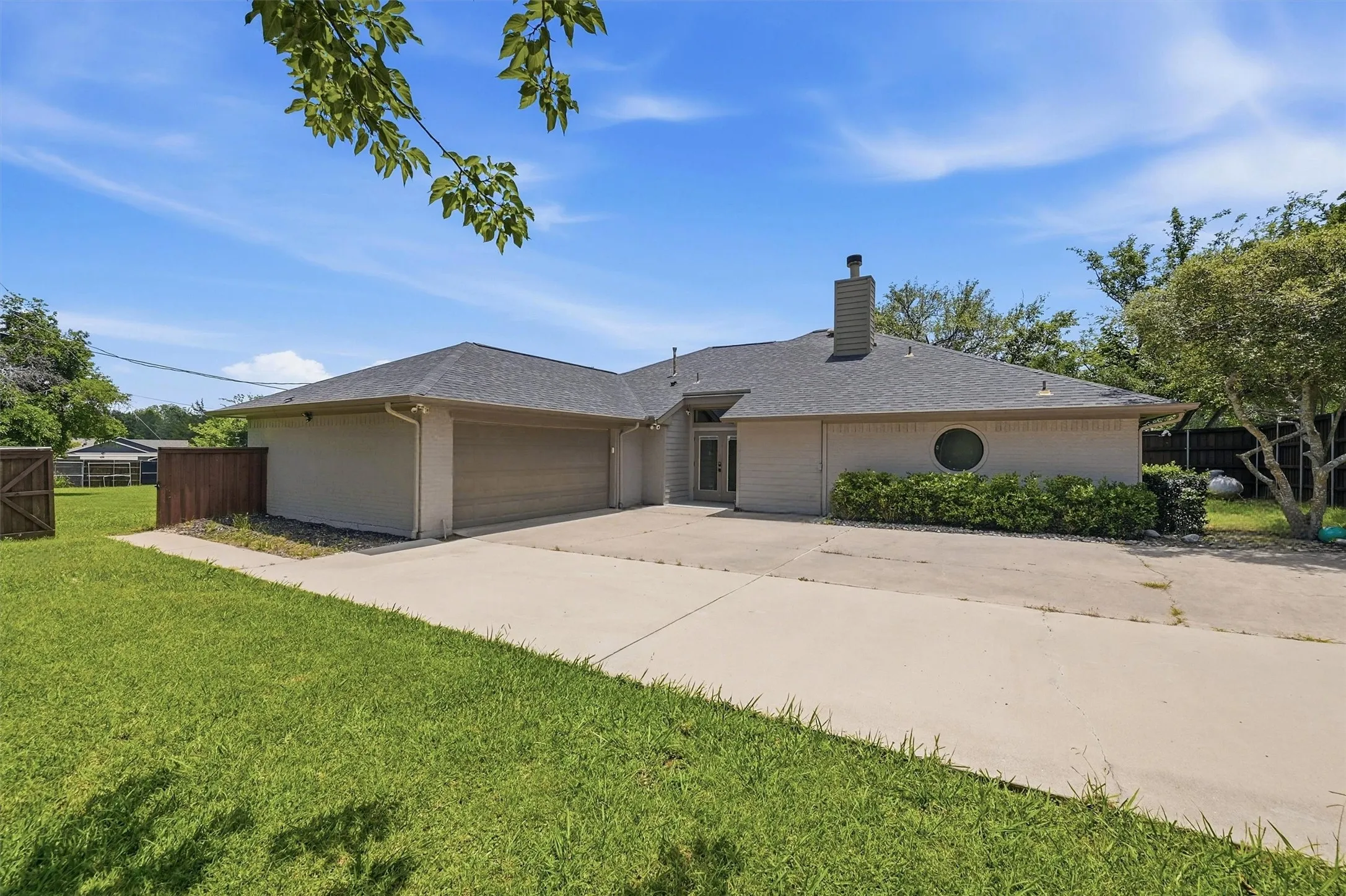 Single Family Residence For Sale in Grayson County , 167 Randell Terrace Drive, Denison, Texas 75020, 4 Bedroom, 3 Bathroom, 2 Garage spaces, 2,410 Sqft, built in 1987, Price $589,000, mls#21281482, Real Estate Agent in Denison, Homes For Sale in Grayson county, Homes For Sale in Denison, Realtor in Denison Texas, Real Estate Brokerage Independent Realty Texas, Luminita Cordes Realtor