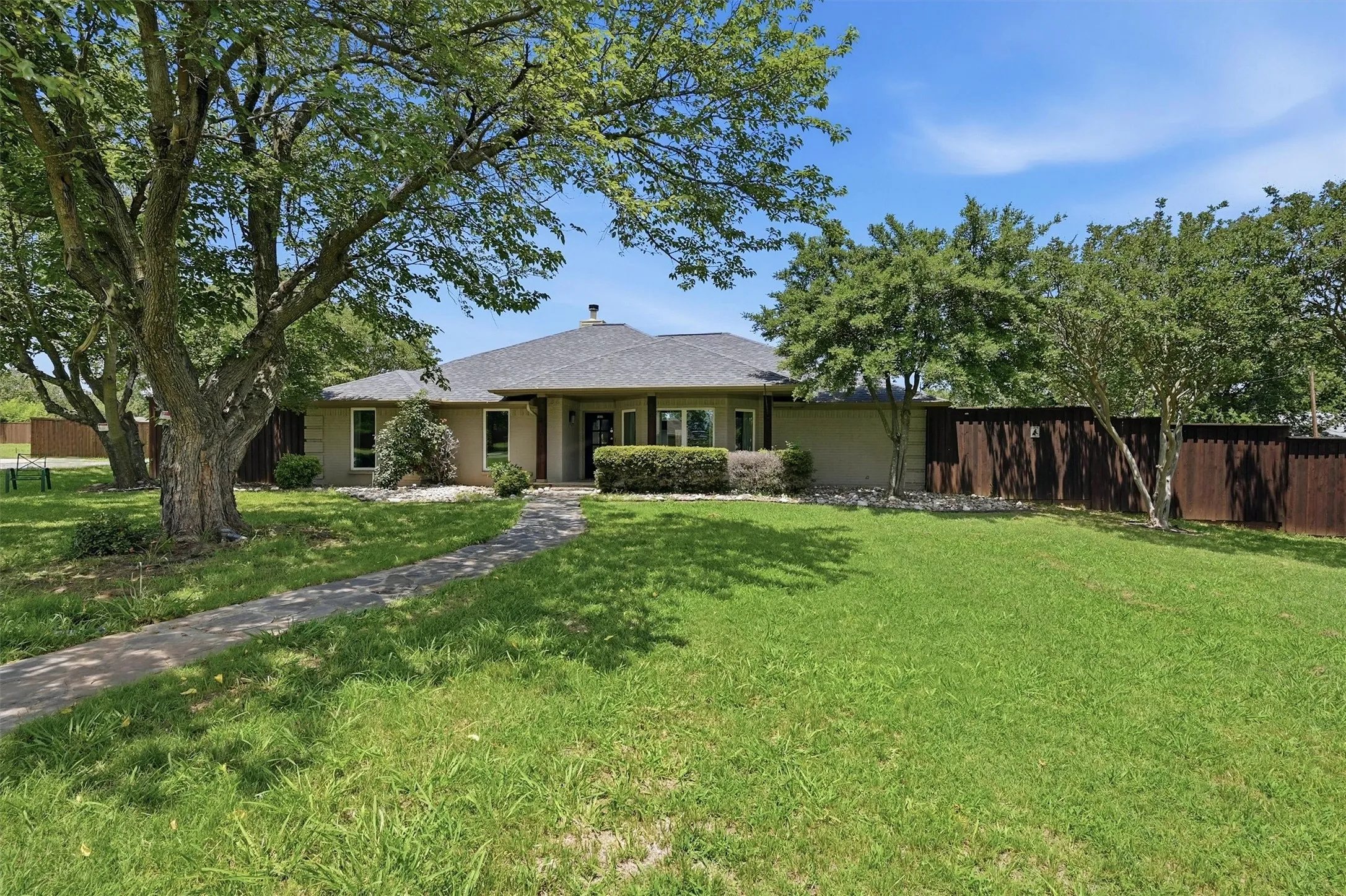 Single Family Residence For Sale in Grayson County , 167 Randell Terrace Drive, Denison, Texas 75020, 4 Bedroom, 3 Bathroom, 2 Garage spaces, 2,410 Sqft, built in 1987, Price $589,000, mls#21281482, Real Estate Agent in Denison, Homes For Sale in Grayson county, Homes For Sale in Denison, Realtor in Denison Texas, Real Estate Brokerage Independent Realty Texas, Luminita Cordes Realtor
