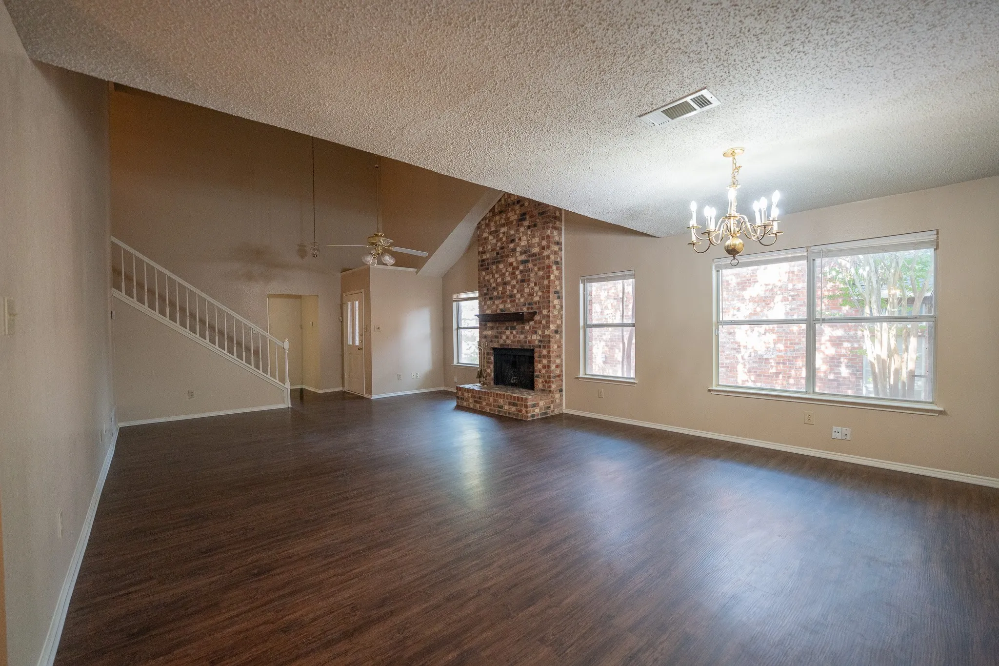 Single Family Residence For Rent in Dallas County , 831 Ash Grove Lane, De Soto, Texas 75115, 3 Bedroom, 2 Bathroom, 2 Garage spaces, 1,954 Sqft, built in 1988, mls#21289374, Real Estate Agent in De Soto, Homes For Rent in Dallas county, Homes For Rent in De Soto, Realtor in De Soto Texas, Real Estate Brokerage Independent Realty Texas, Luminita Cordes Realtor
