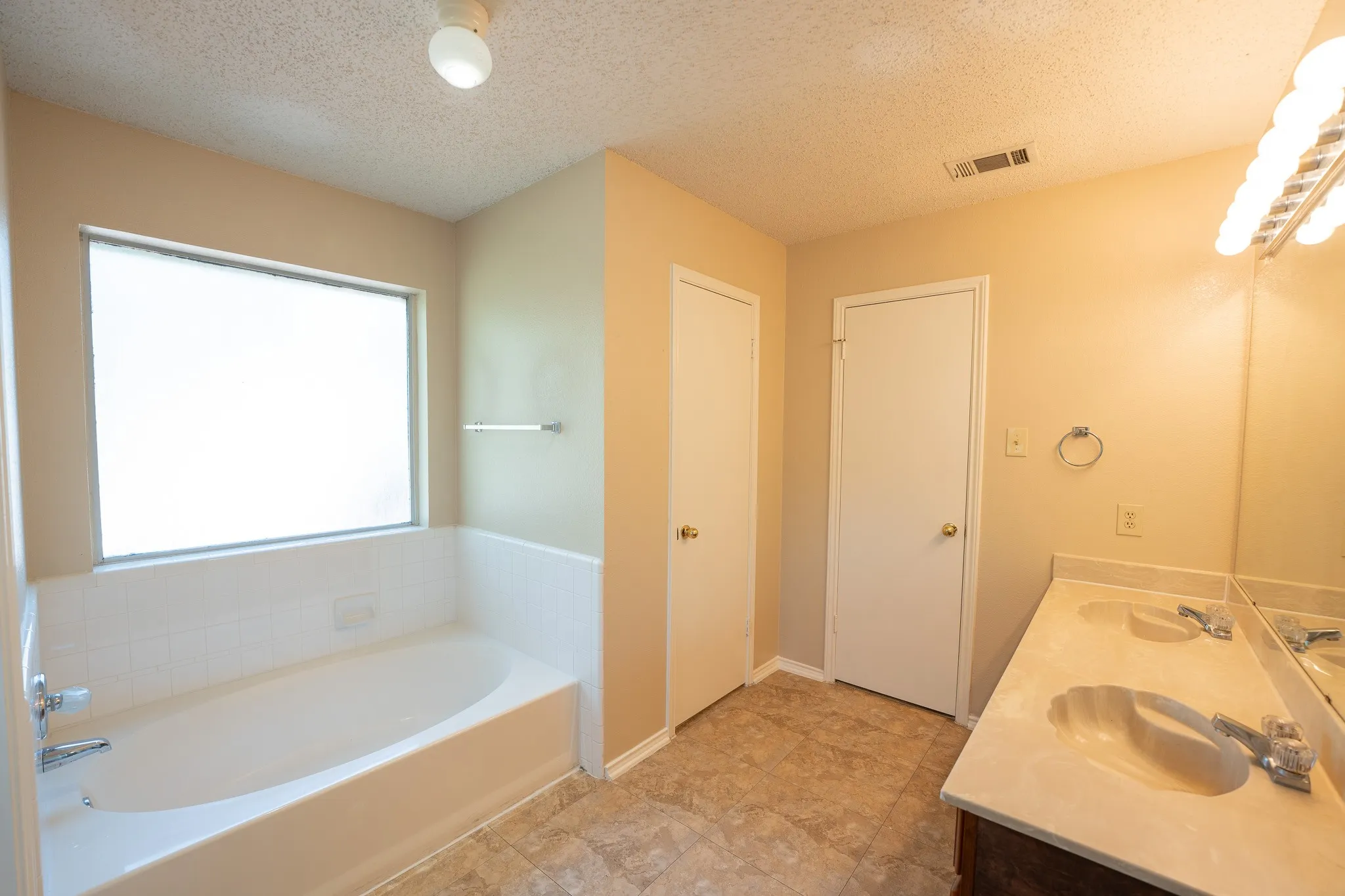 Single Family Residence For Rent in Dallas County , 831 Ash Grove Lane, De Soto, Texas 75115, 3 Bedroom, 2 Bathroom, 2 Garage spaces, 1,954 Sqft, built in 1988, mls#21289374, Real Estate Agent in De Soto, Homes For Rent in Dallas county, Homes For Rent in De Soto, Realtor in De Soto Texas, Real Estate Brokerage Independent Realty Texas, Luminita Cordes Realtor