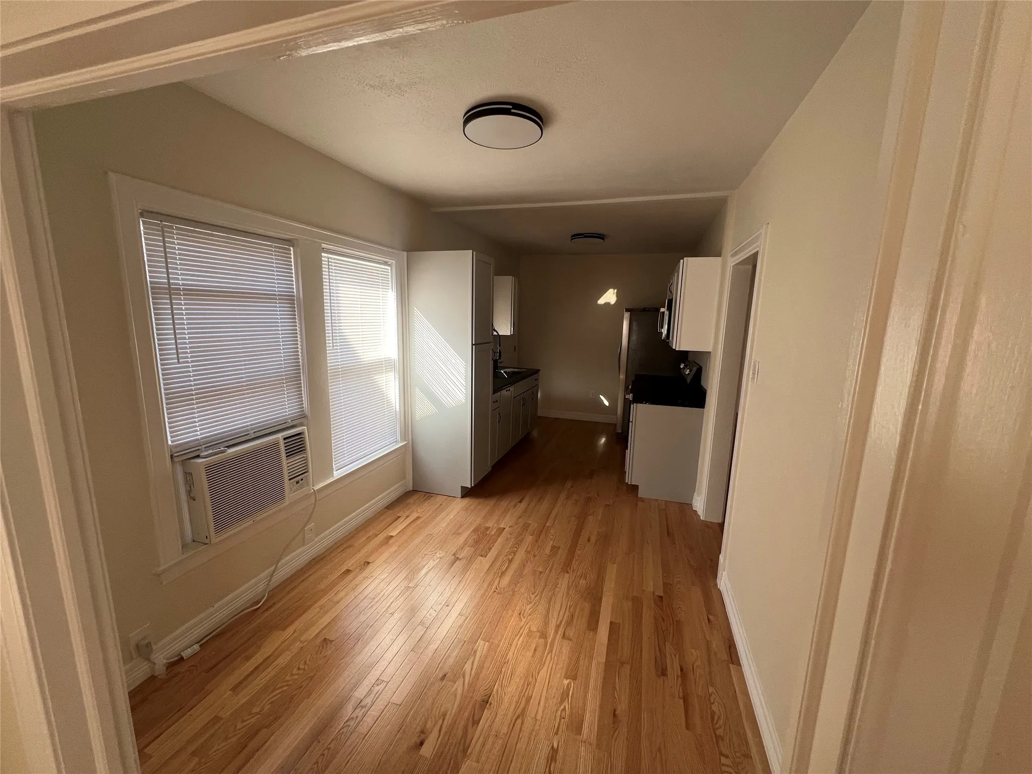Duplex For Rent in Dallas County , 5117 Mission Avenue, Dallas, Texas 75206, 1 Bedroom, 1 Bathroom, Garage spaces, 811 Sqft, built in 1937, mls#21284290, Real Estate Agent in Dallas, Homes For Rent in Dallas county, Homes For Rent in Dallas, Realtor in Dallas Texas, Real Estate Brokerage Independent Realty Texas, Luminita Cordes Realtor