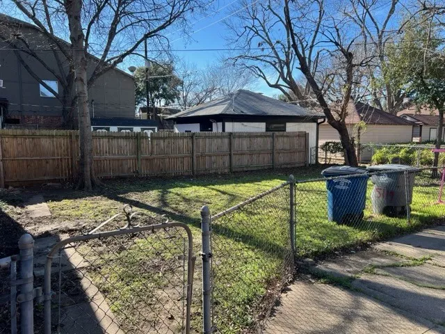 Duplex For Rent in Dallas County , 5117 Mission Avenue, Dallas, Texas 75206, 1 Bedroom, 1 Bathroom, Garage spaces, 811 Sqft, built in 1937, mls#21284290, Real Estate Agent in Dallas, Homes For Rent in Dallas county, Homes For Rent in Dallas, Realtor in Dallas Texas, Real Estate Brokerage Independent Realty Texas, Luminita Cordes Realtor