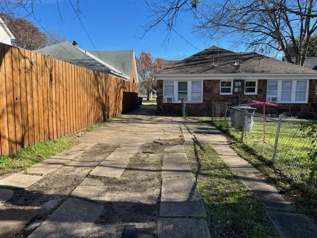 Duplex For Rent in Dallas County , 5117 Mission Avenue, Dallas, Texas 75206, 1 Bedroom, 1 Bathroom, Garage spaces, 811 Sqft, built in 1937, mls#21284290, Real Estate Agent in Dallas, Homes For Rent in Dallas county, Homes For Rent in Dallas, Realtor in Dallas Texas, Real Estate Brokerage Independent Realty Texas, Luminita Cordes Realtor