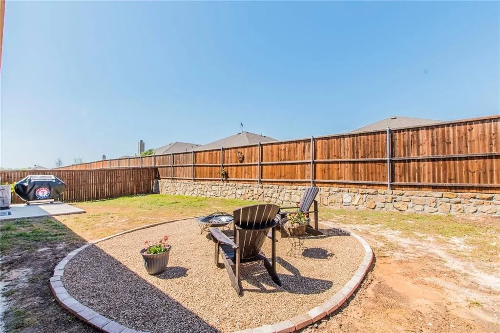 Single Family Residence For Rent in Collin County , 3007 Hickory Ridge, Melissa, Texas 75454, 3 Bedroom, 2 Bathroom, 2 Garage spaces, 1,948 Sqft, built in 2015, Price $2,075, mls#21289394, Real Estate Agent in Melissa, Homes For Rent in Collin county, Homes For Rent in Melissa, Realtor in Melissa Texas, Real Estate Brokerage Independent Realty Texas, Luminita Cordes Realtor