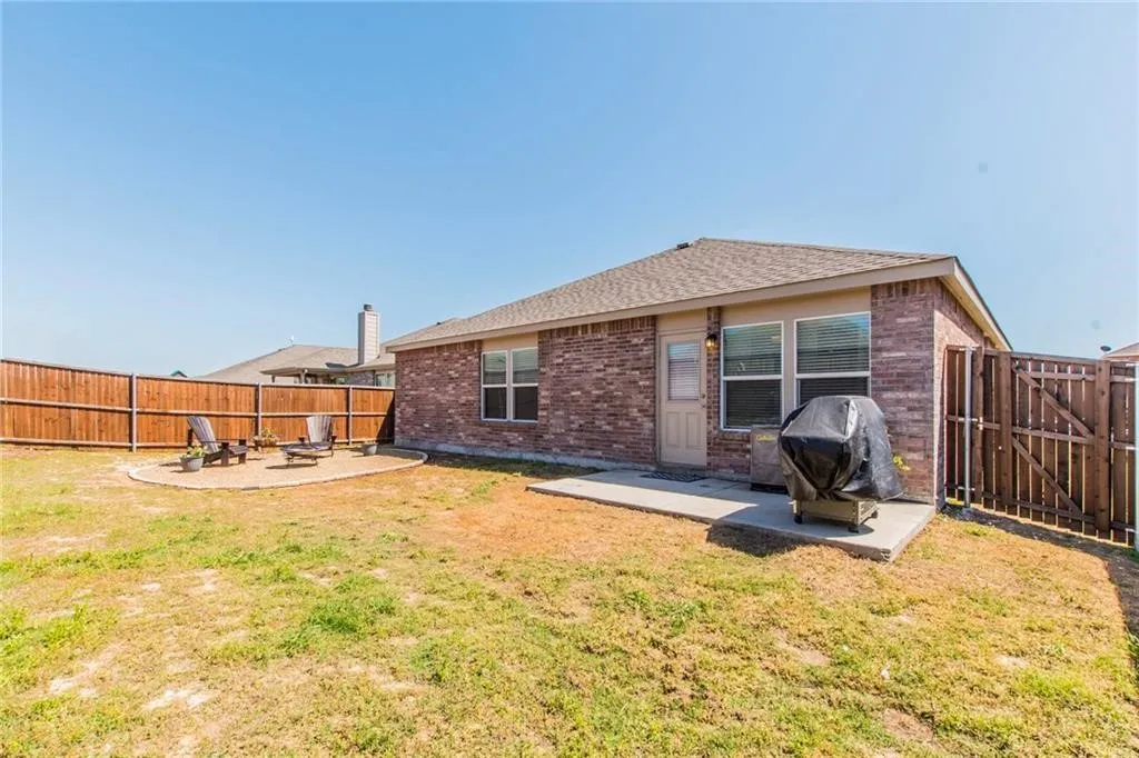 Single Family Residence For Rent in Collin County , 3007 Hickory Ridge, Melissa, Texas 75454, 3 Bedroom, 2 Bathroom, 2 Garage spaces, 1,948 Sqft, built in 2015, Price $2,075, mls#21289394, Real Estate Agent in Melissa, Homes For Rent in Collin county, Homes For Rent in Melissa, Realtor in Melissa Texas, Real Estate Brokerage Independent Realty Texas, Luminita Cordes Realtor