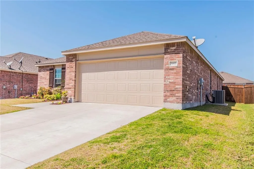 Single Family Residence For Rent in Collin County , 3007 Hickory Ridge, Melissa, Texas 75454, 3 Bedroom, 2 Bathroom, 2 Garage spaces, 1,948 Sqft, built in 2015, Price $2,075, mls#21289394, Real Estate Agent in Melissa, Homes For Rent in Collin county, Homes For Rent in Melissa, Realtor in Melissa Texas, Real Estate Brokerage Independent Realty Texas, Luminita Cordes Realtor