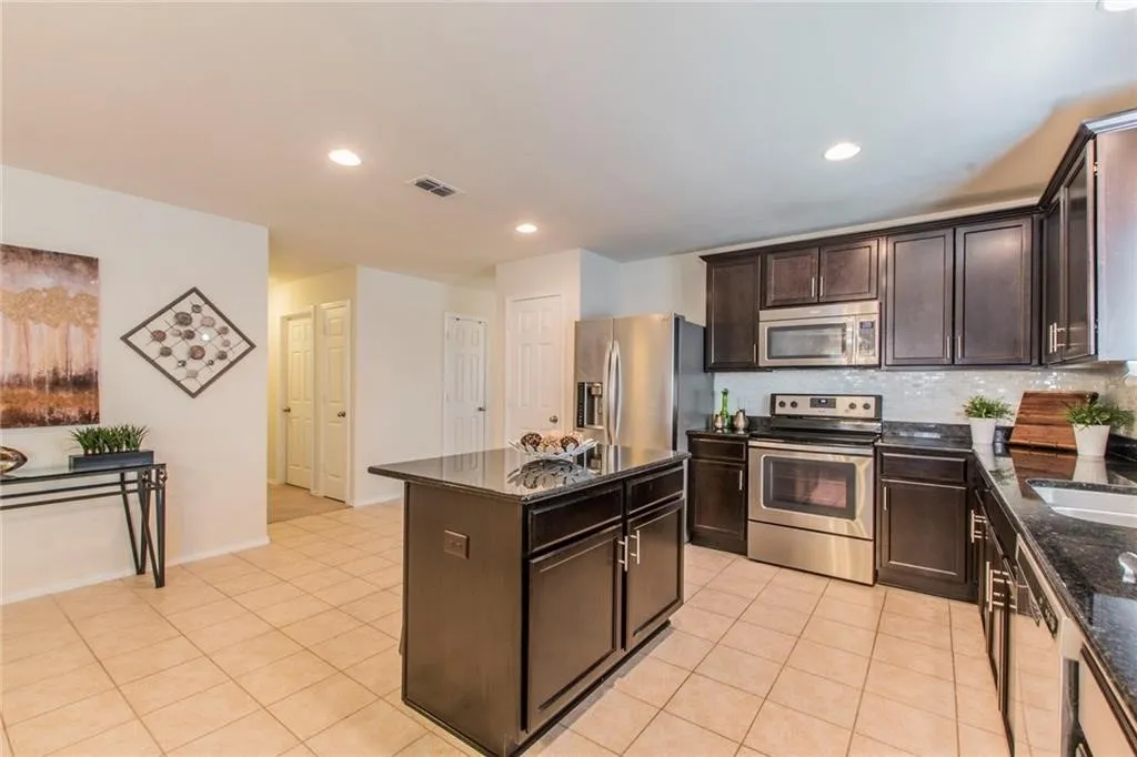 Single Family Residence For Rent in Collin County , 3007 Hickory Ridge, Melissa, Texas 75454, 3 Bedroom, 2 Bathroom, 2 Garage spaces, 1,948 Sqft, built in 2015, Price $2,075, mls#21289394, Real Estate Agent in Melissa, Homes For Rent in Collin county, Homes For Rent in Melissa, Realtor in Melissa Texas, Real Estate Brokerage Independent Realty Texas, Luminita Cordes Realtor