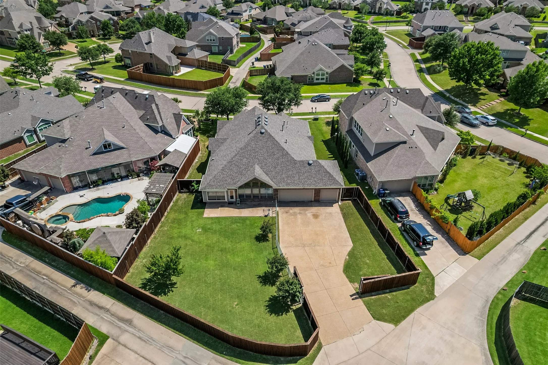 Single Family Residence For Sale in Dallas County , 3006 Redcliff Lane, Garland, Texas 75043, 4 Bedroom, 4 Bathroom, 3 Garage spaces, 3,337 Sqft, built in 2009, mls#21288192, Real Estate Agent in Garland, Homes For Sale in Dallas county, Homes For Sale in Garland, Realtor in Garland Texas, Real Estate Brokerage Independent Realty Texas, Luminita Cordes Realtor