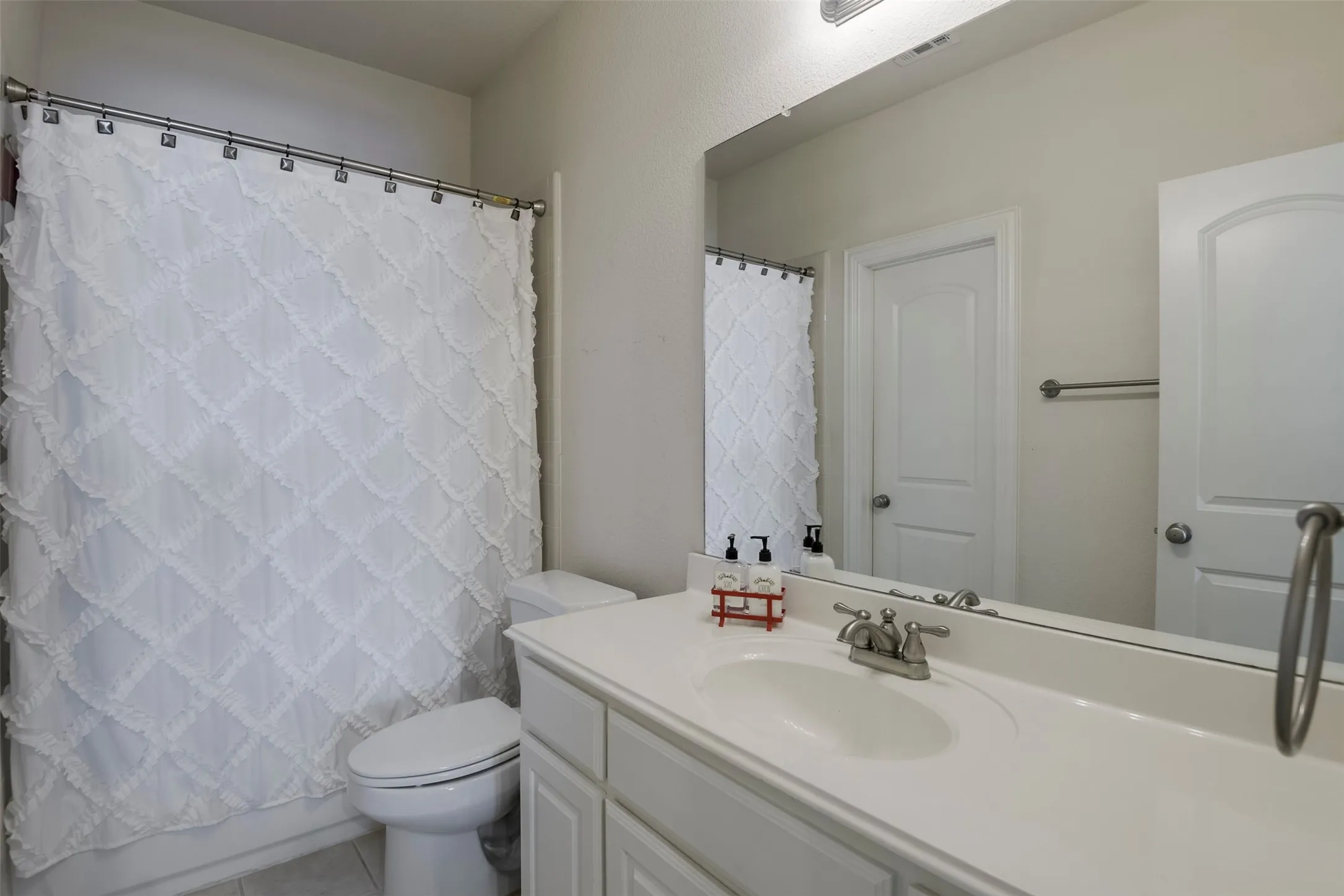 Single Family Residence For Sale in Dallas County , 3006 Redcliff Lane, Garland, Texas 75043, 4 Bedroom, 4 Bathroom, 3 Garage spaces, 3,337 Sqft, built in 2009, mls#21288192, Real Estate Agent in Garland, Homes For Sale in Dallas county, Homes For Sale in Garland, Realtor in Garland Texas, Real Estate Brokerage Independent Realty Texas, Luminita Cordes Realtor