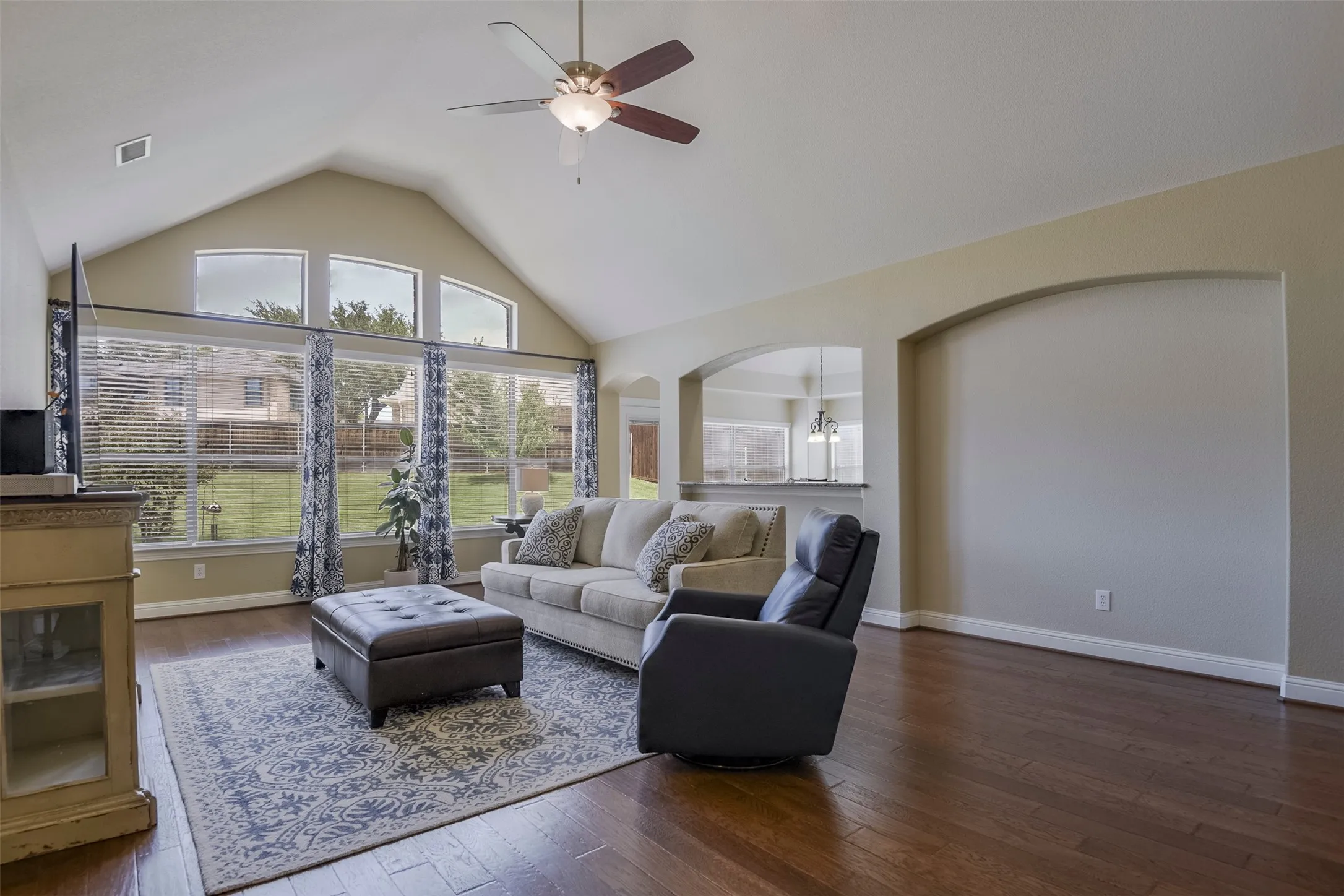 Single Family Residence For Sale in Dallas County , 3006 Redcliff Lane, Garland, Texas 75043, 4 Bedroom, 4 Bathroom, 3 Garage spaces, 3,337 Sqft, built in 2009, mls#21288192, Real Estate Agent in Garland, Homes For Sale in Dallas county, Homes For Sale in Garland, Realtor in Garland Texas, Real Estate Brokerage Independent Realty Texas, Luminita Cordes Realtor