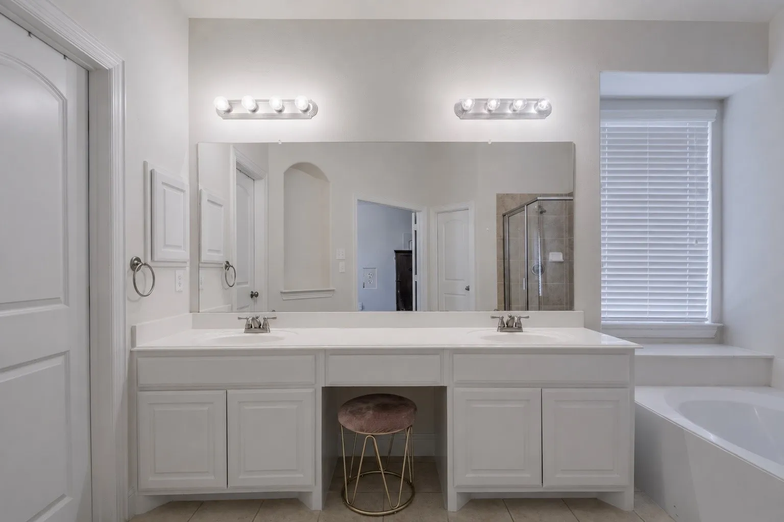 Single Family Residence For Sale in Dallas County , 3006 Redcliff Lane, Garland, Texas 75043, 4 Bedroom, 4 Bathroom, 3 Garage spaces, 3,337 Sqft, built in 2009, mls#21288192, Real Estate Agent in Garland, Homes For Sale in Dallas county, Homes For Sale in Garland, Realtor in Garland Texas, Real Estate Brokerage Independent Realty Texas, Luminita Cordes Realtor