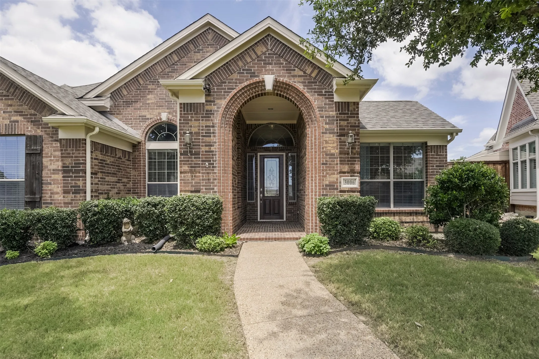 Single Family Residence For Sale in Dallas County , 3006 Redcliff Lane, Garland, Texas 75043, 4 Bedroom, 4 Bathroom, 3 Garage spaces, 3,337 Sqft, built in 2009, mls#21288192, Real Estate Agent in Garland, Homes For Sale in Dallas county, Homes For Sale in Garland, Realtor in Garland Texas, Real Estate Brokerage Independent Realty Texas, Luminita Cordes Realtor