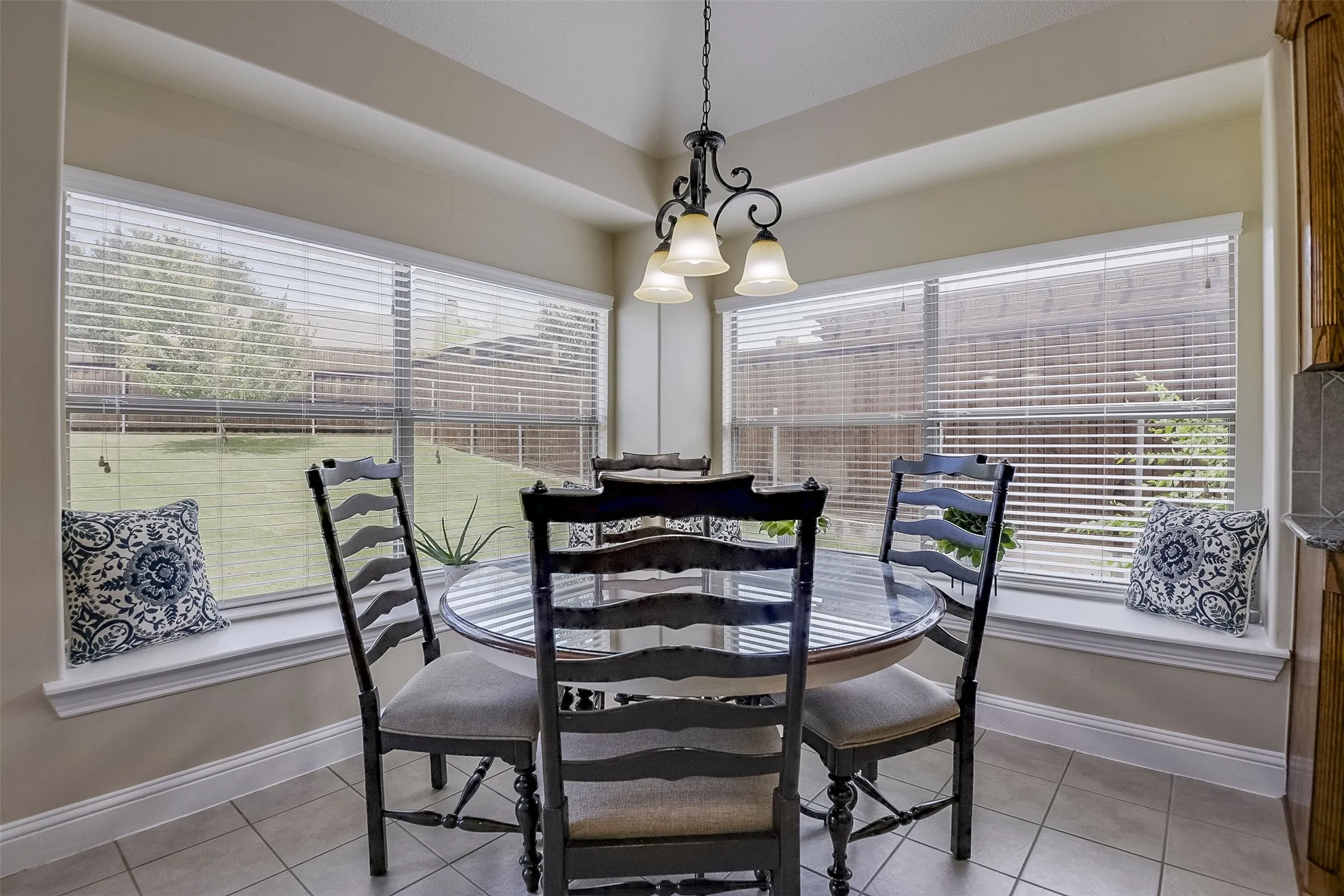 Single Family Residence For Sale in Dallas County , 3006 Redcliff Lane, Garland, Texas 75043, 4 Bedroom, 4 Bathroom, 3 Garage spaces, 3,337 Sqft, built in 2009, mls#21288192, Real Estate Agent in Garland, Homes For Sale in Dallas county, Homes For Sale in Garland, Realtor in Garland Texas, Real Estate Brokerage Independent Realty Texas, Luminita Cordes Realtor