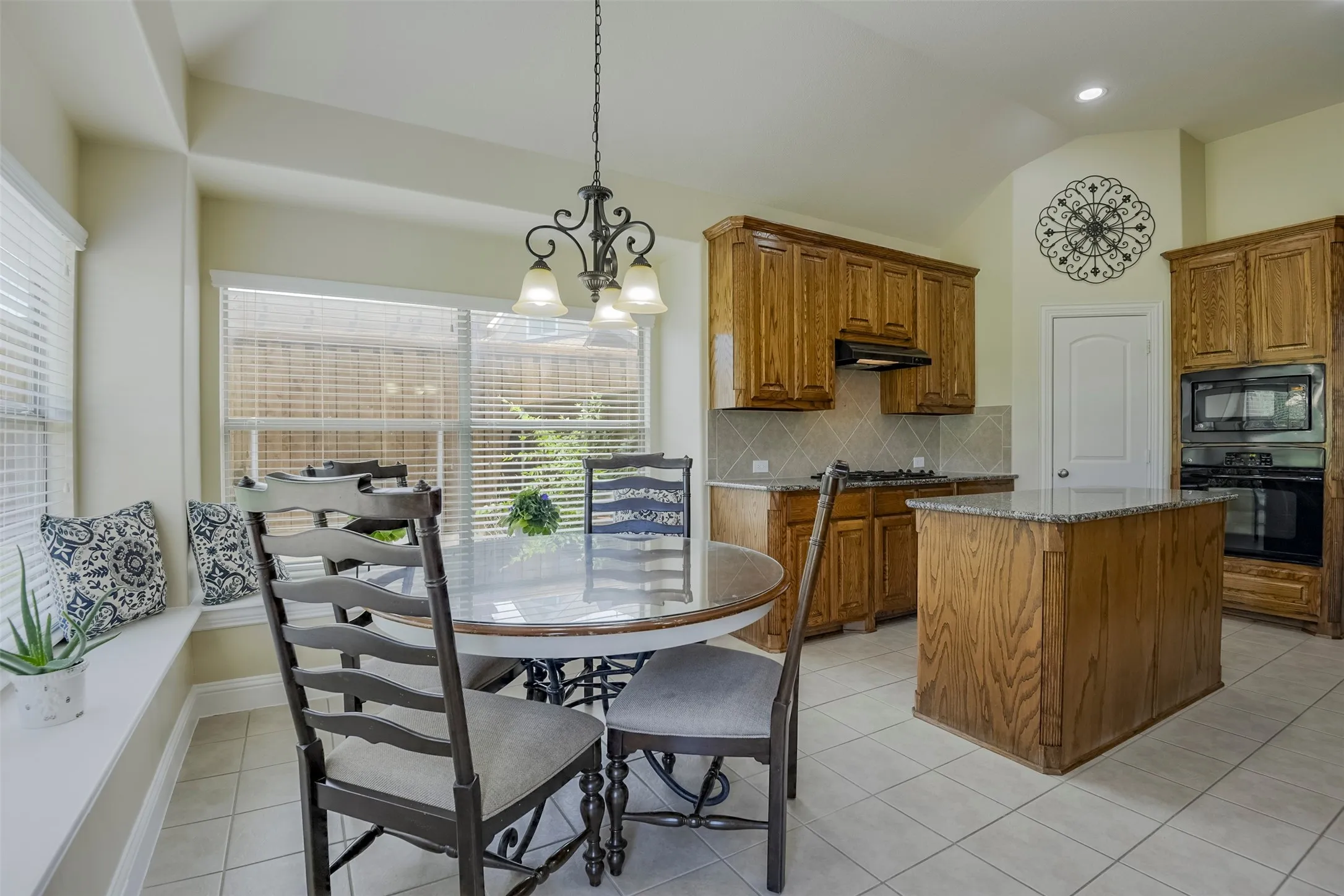 Single Family Residence For Sale in Dallas County , 3006 Redcliff Lane, Garland, Texas 75043, 4 Bedroom, 4 Bathroom, 3 Garage spaces, 3,337 Sqft, built in 2009, mls#21288192, Real Estate Agent in Garland, Homes For Sale in Dallas county, Homes For Sale in Garland, Realtor in Garland Texas, Real Estate Brokerage Independent Realty Texas, Luminita Cordes Realtor