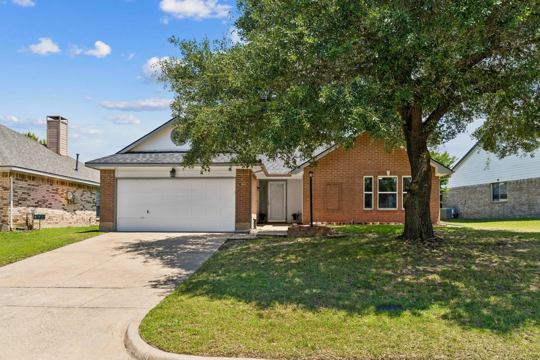 Single Family Residence For Sale in Grayson County , 1909 Timberline Lane, Sherman, Texas 75092, 3 Bedroom, 2 Bathroom, 2 Garage spaces, 1,361 Sqft, built in 1990, mls#21285103, Real Estate Agent in Sherman, Homes For Sale in Grayson county, Homes For Sale in Sherman, Realtor in Sherman Texas, Real Estate Brokerage Independent Realty Texas, Luminita Cordes Realtor