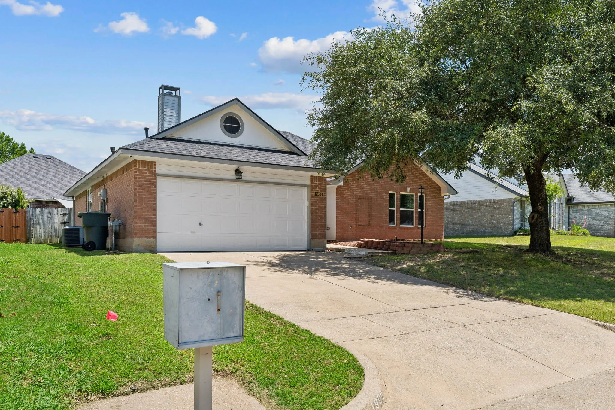 Single Family Residence For Sale in Grayson County , 1909 Timberline Lane, Sherman, Texas 75092, 3 Bedroom, 2 Bathroom, 2 Garage spaces, 1,361 Sqft, built in 1990, mls#21285103, Real Estate Agent in Sherman, Homes For Sale in Grayson county, Homes For Sale in Sherman, Realtor in Sherman Texas, Real Estate Brokerage Independent Realty Texas, Luminita Cordes Realtor