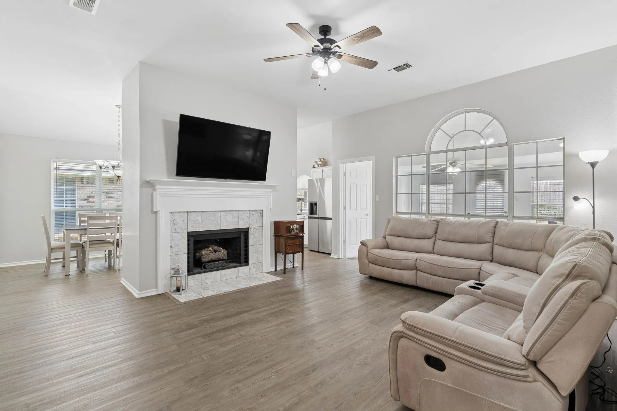 Single Family Residence For Sale in Grayson County , 1909 Timberline Lane, Sherman, Texas 75092, 3 Bedroom, 2 Bathroom, 2 Garage spaces, 1,361 Sqft, built in 1990, mls#21285103, Real Estate Agent in Sherman, Homes For Sale in Grayson county, Homes For Sale in Sherman, Realtor in Sherman Texas, Real Estate Brokerage Independent Realty Texas, Luminita Cordes Realtor