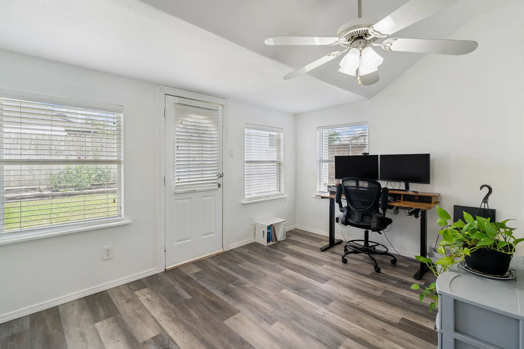 Single Family Residence For Sale in Grayson County , 1909 Timberline Lane, Sherman, Texas 75092, 3 Bedroom, 2 Bathroom, 2 Garage spaces, 1,361 Sqft, built in 1990, mls#21285103, Real Estate Agent in Sherman, Homes For Sale in Grayson county, Homes For Sale in Sherman, Realtor in Sherman Texas, Real Estate Brokerage Independent Realty Texas, Luminita Cordes Realtor