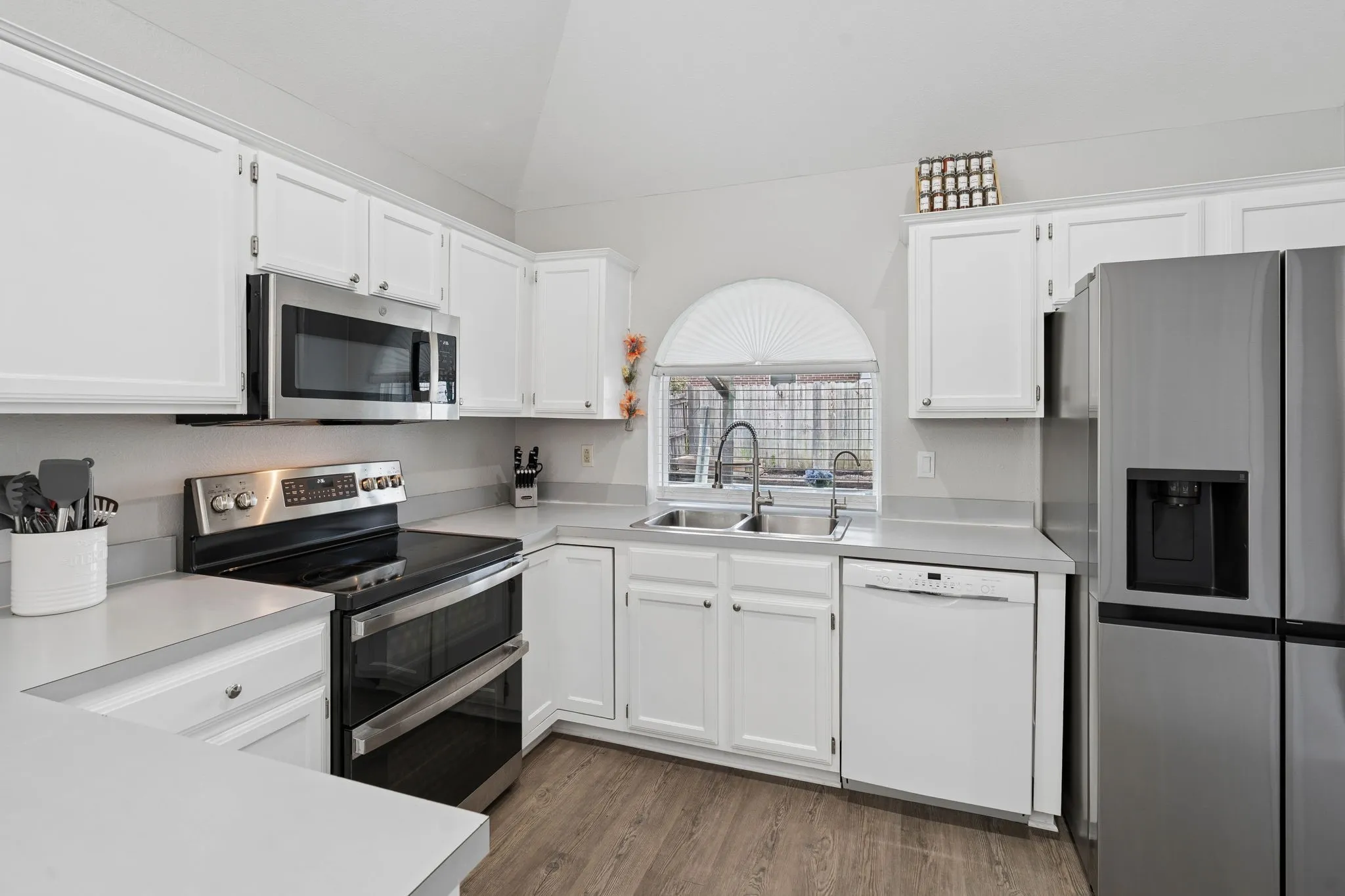 Single Family Residence For Sale in Grayson County , 1909 Timberline Lane, Sherman, Texas 75092, 3 Bedroom, 2 Bathroom, 2 Garage spaces, 1,361 Sqft, built in 1990, mls#21285103, Real Estate Agent in Sherman, Homes For Sale in Grayson county, Homes For Sale in Sherman, Realtor in Sherman Texas, Real Estate Brokerage Independent Realty Texas, Luminita Cordes Realtor