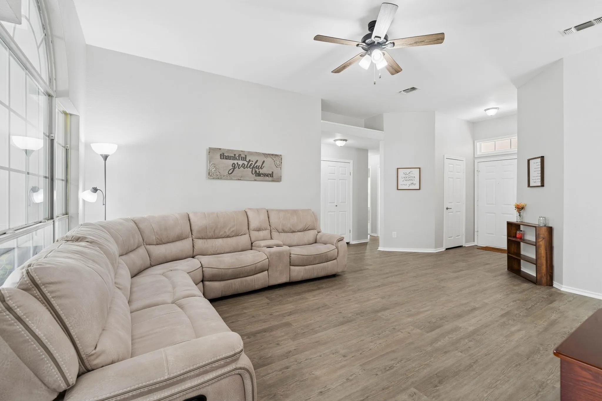 Single Family Residence For Sale in Grayson County , 1909 Timberline Lane, Sherman, Texas 75092, 3 Bedroom, 2 Bathroom, 2 Garage spaces, 1,361 Sqft, built in 1990, mls#21285103, Real Estate Agent in Sherman, Homes For Sale in Grayson county, Homes For Sale in Sherman, Realtor in Sherman Texas, Real Estate Brokerage Independent Realty Texas, Luminita Cordes Realtor