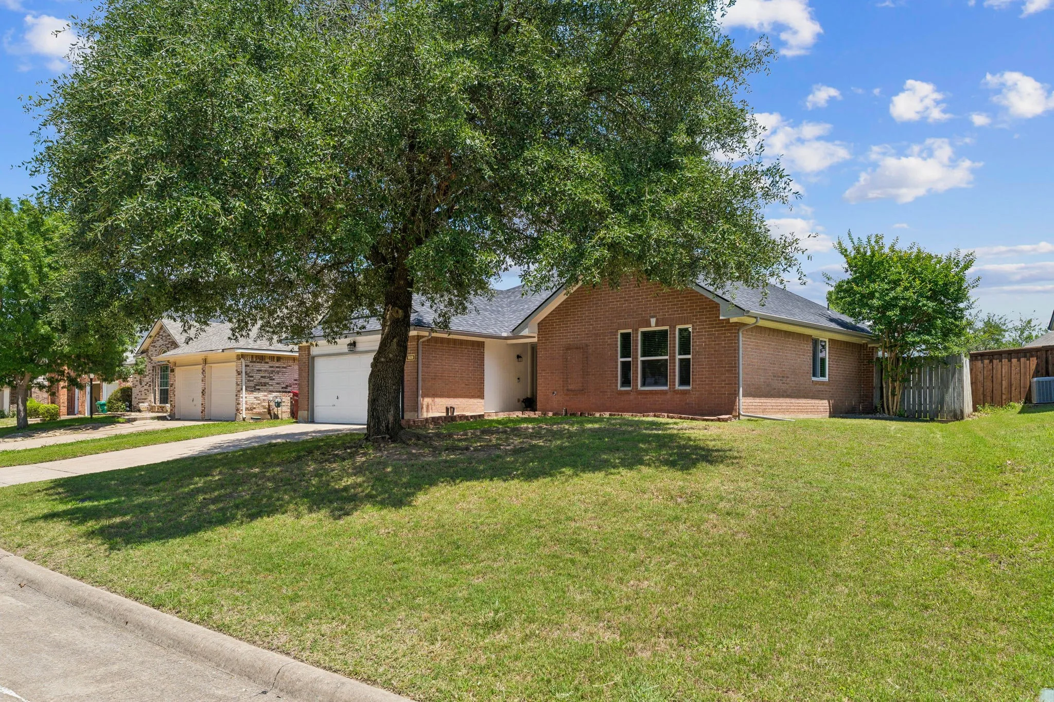 Single Family Residence For Sale in Grayson County , 1909 Timberline Lane, Sherman, Texas 75092, 3 Bedroom, 2 Bathroom, 2 Garage spaces, 1,361 Sqft, built in 1990, mls#21285103, Real Estate Agent in Sherman, Homes For Sale in Grayson county, Homes For Sale in Sherman, Realtor in Sherman Texas, Real Estate Brokerage Independent Realty Texas, Luminita Cordes Realtor