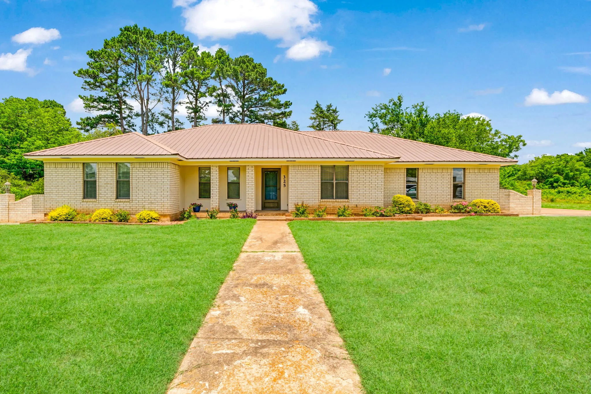 Single Family Residence For Sale in Lamar County , 325 Key West Road, Reno, Texas 75460, 3 Bedroom, 2 Bathroom, 2 Garage spaces, 1,864 Sqft, built in 1980, mls#21288027, Real Estate Agent in Reno, Homes For Sale in Lamar county, Homes For Sale in Reno, Realtor in Reno Texas, Real Estate Brokerage Independent Realty Texas, Luminita Cordes Realtor