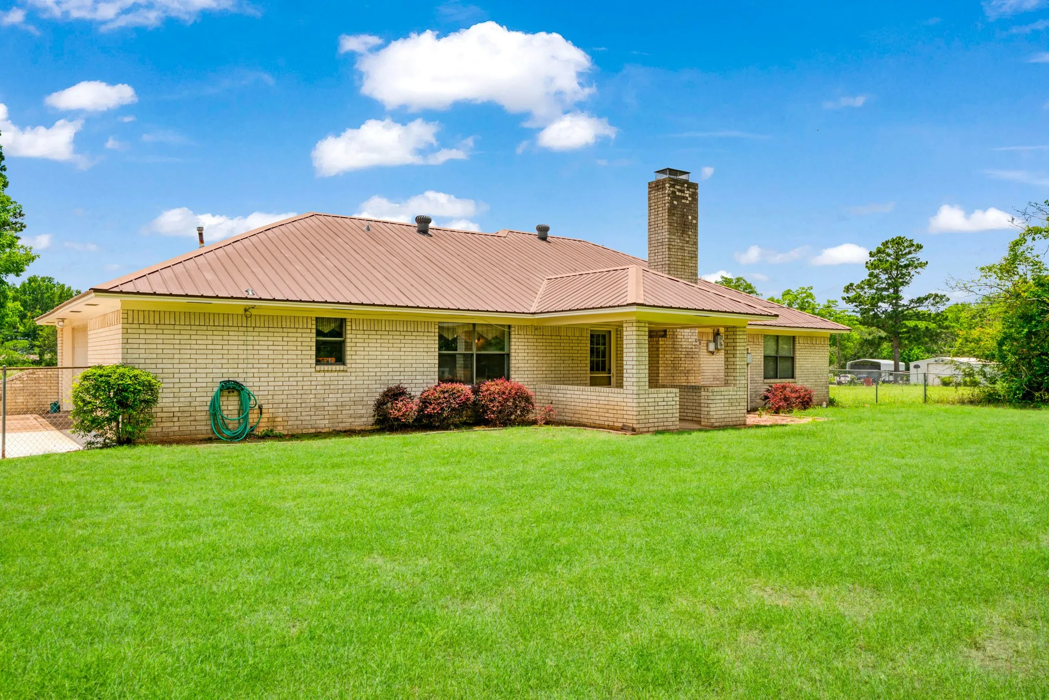 Single Family Residence For Sale in Lamar County , 325 Key West Road, Reno, Texas 75460, 3 Bedroom, 2 Bathroom, 2 Garage spaces, 1,864 Sqft, built in 1980, mls#21288027, Real Estate Agent in Reno, Homes For Sale in Lamar county, Homes For Sale in Reno, Realtor in Reno Texas, Real Estate Brokerage Independent Realty Texas, Luminita Cordes Realtor