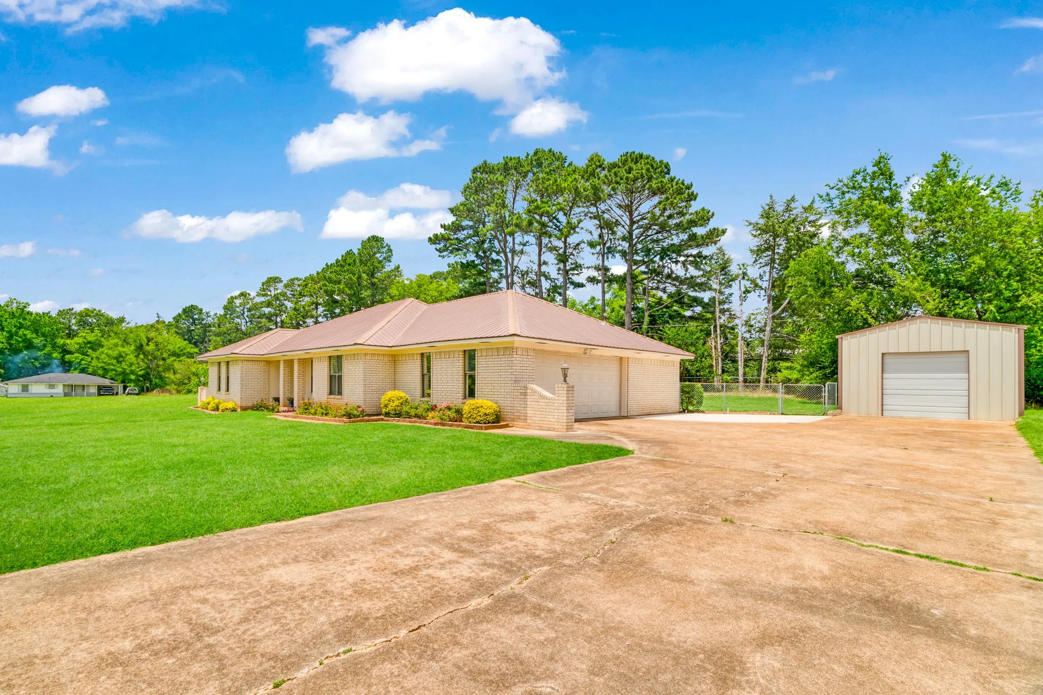 Single Family Residence For Sale in Lamar County , 325 Key West Road, Reno, Texas 75460, 3 Bedroom, 2 Bathroom, 2 Garage spaces, 1,864 Sqft, built in 1980, mls#21288027, Real Estate Agent in Reno, Homes For Sale in Lamar county, Homes For Sale in Reno, Realtor in Reno Texas, Real Estate Brokerage Independent Realty Texas, Luminita Cordes Realtor