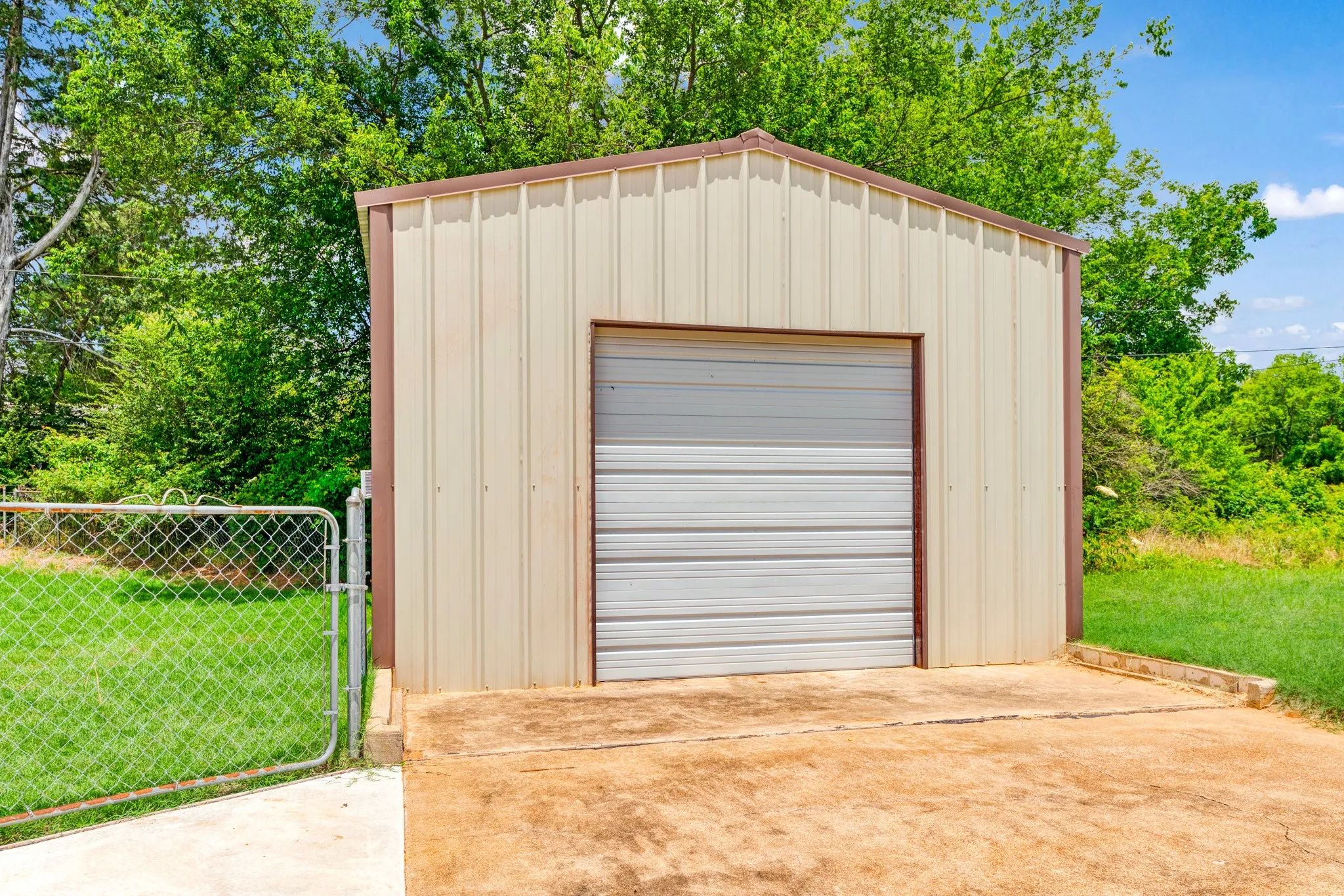 Single Family Residence For Sale in Lamar County , 325 Key West Road, Reno, Texas 75460, 3 Bedroom, 2 Bathroom, 2 Garage spaces, 1,864 Sqft, built in 1980, mls#21288027, Real Estate Agent in Reno, Homes For Sale in Lamar county, Homes For Sale in Reno, Realtor in Reno Texas, Real Estate Brokerage Independent Realty Texas, Luminita Cordes Realtor