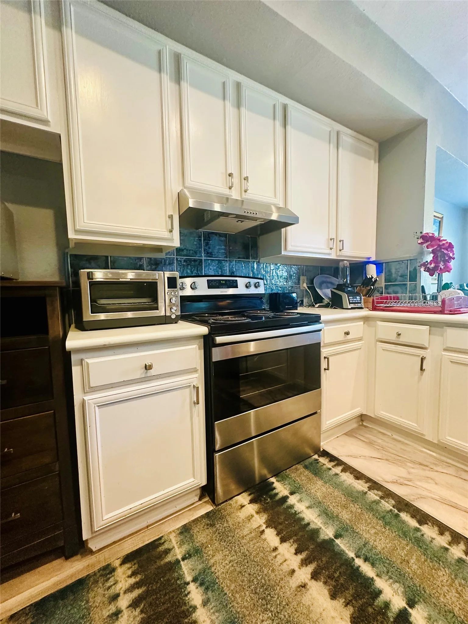 Kitchen has plenty of counter and cabinet space