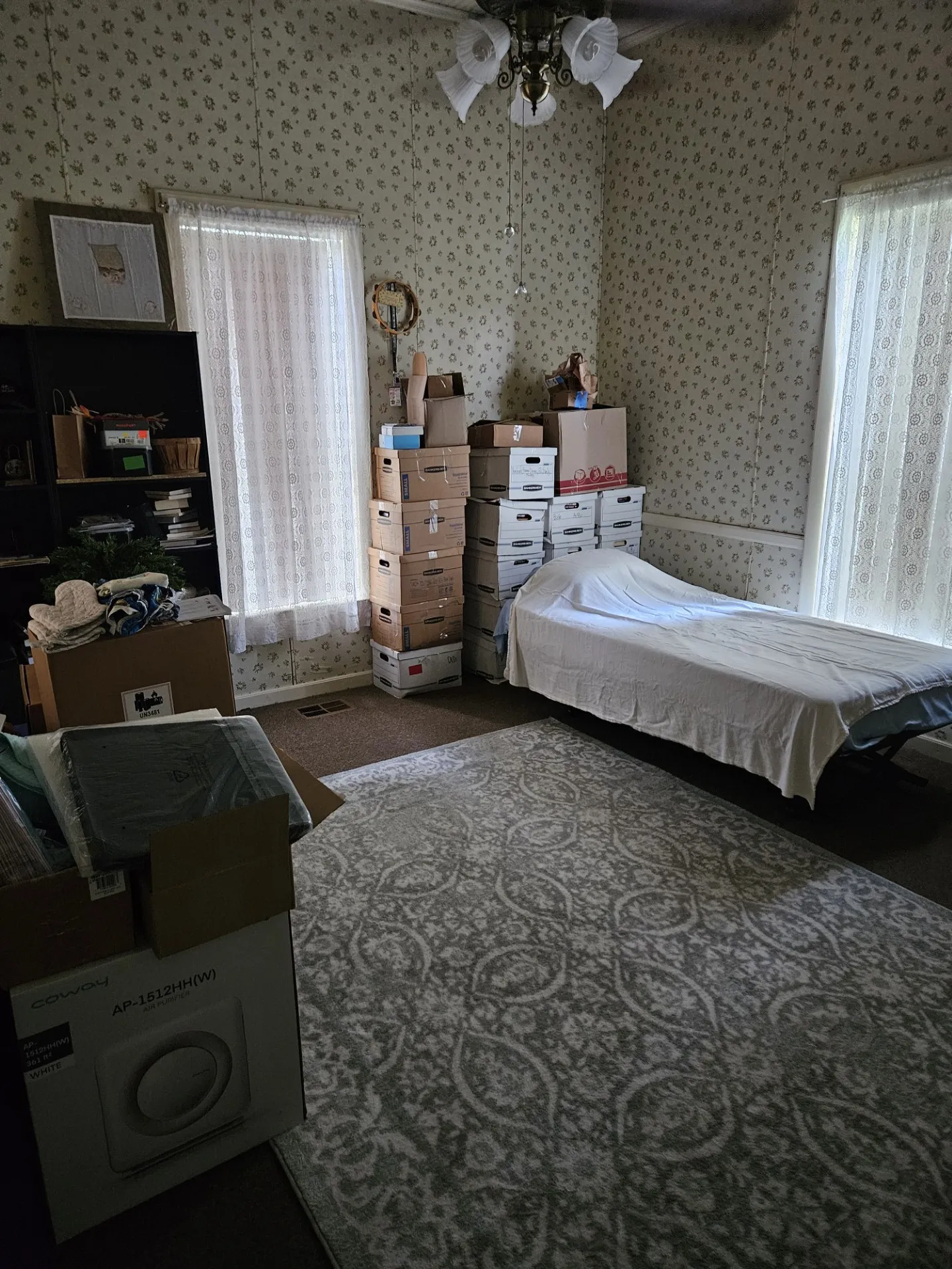 Single Family Residence For Sale in Hill County , 608 N Colorado Street, Whitney, Texas 76692, 2 Bedroom, 2 Bathroom, 2 Garage spaces, 1,064 Sqft, built in 1940, mls#21289509, Real Estate Agent in Whitney, Homes For Sale in Hill county, Homes For Sale in Whitney, Realtor in Whitney Texas, Real Estate Brokerage Independent Realty Texas, Luminita Cordes Realtor