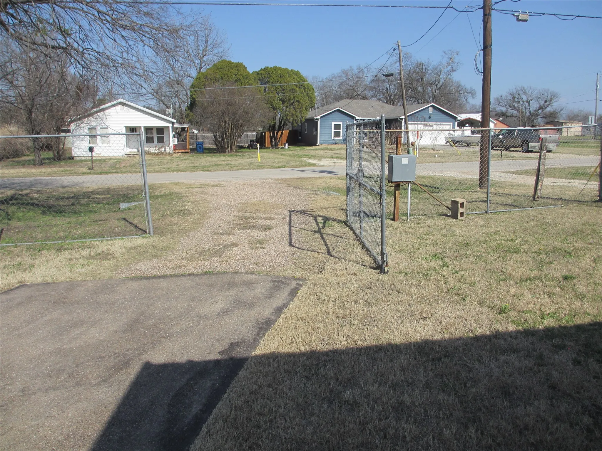 Privacy gate operated electronically