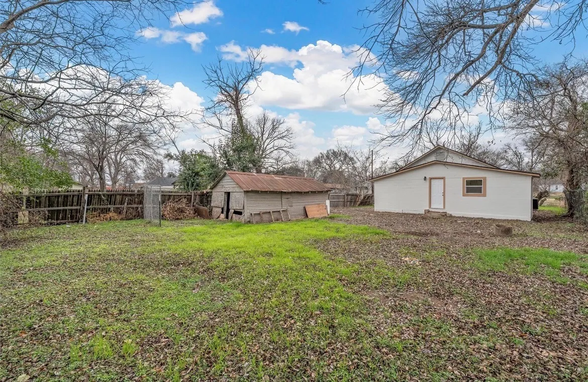 Single Family Residence For Sale in Mc Lennan County , 506 Rose Street, Waco, Texas 76704, 3 Bedrooms, 1 Bathroom, Garage spaces, 1,164 Sqft, built in 1942, Price $185,000, mls#21289520, Real Estate Agent in Waco, Homes For Sale in Mc Lennan county, Homes For Sale in Waco, Realtor in Waco Texas, Real Estate Brokerage Independent Realty Texas, Luminita Cordes Realtor