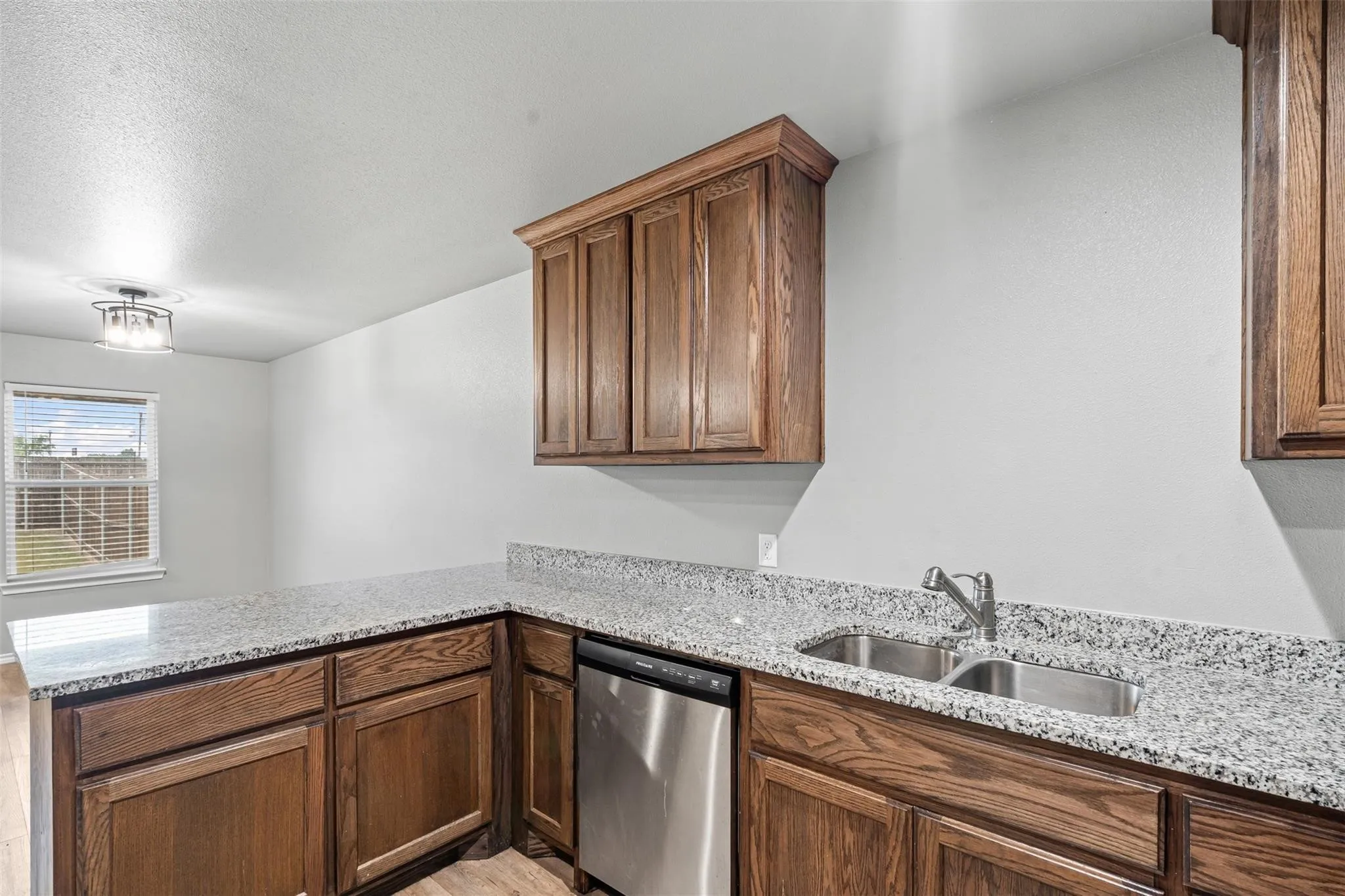 Townhouse For Rent in Hood County , 128 Abbey Park Court, Granbury, Texas 76049, 3 Bedroom, 3 Bathroom, 1 Garage spaces, 1,620 Sqft, built in 2021, mls#21289563, Real Estate Agent in Granbury, Homes For Rent in Hood county, Homes For Rent in Granbury, Realtor in Granbury Texas, Real Estate Brokerage Independent Realty Texas, Luminita Cordes Realtor