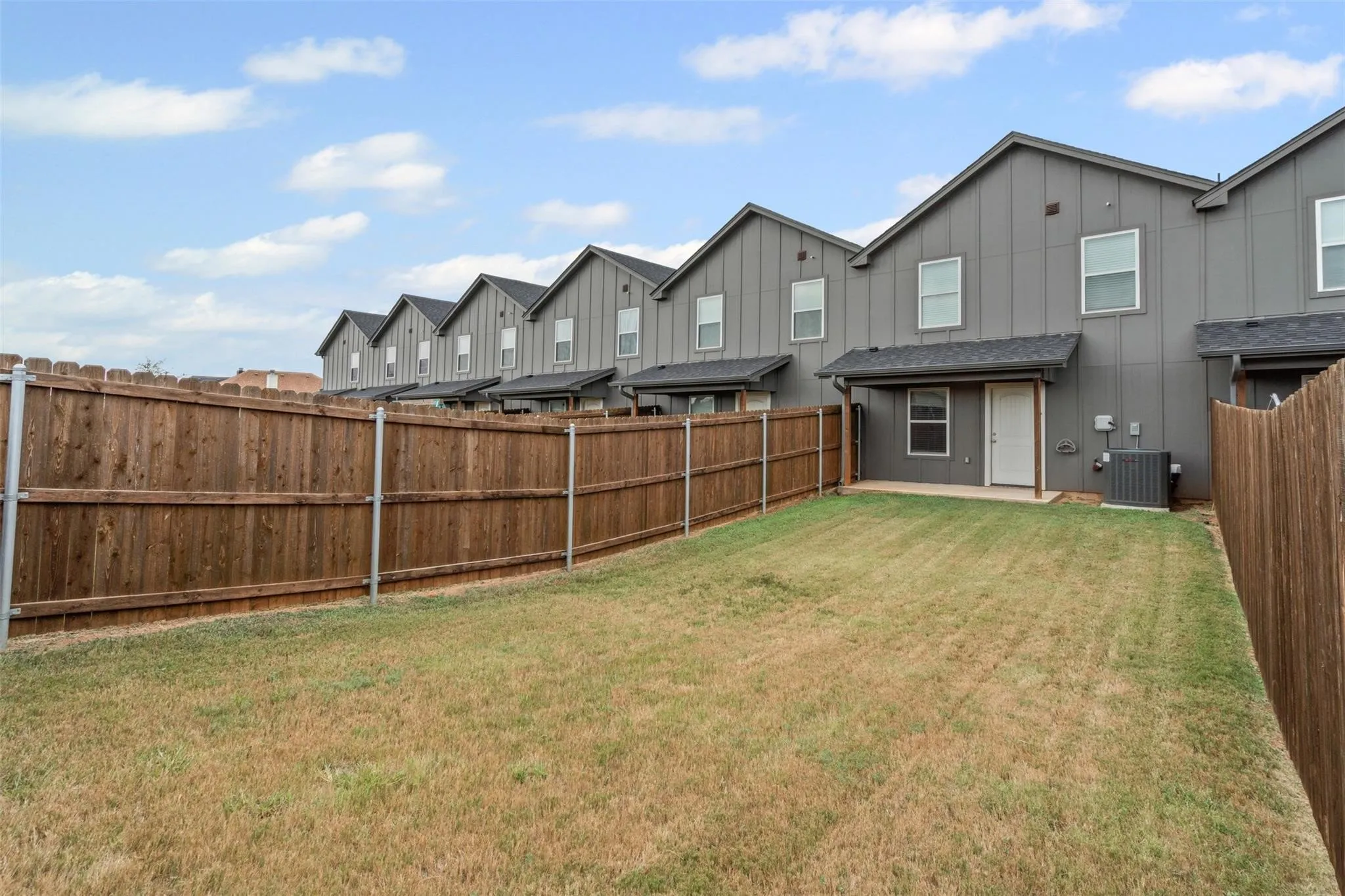 Townhouse For Rent in Hood County , 128 Abbey Park Court, Granbury, Texas 76049, 3 Bedroom, 3 Bathroom, 1 Garage spaces, 1,620 Sqft, built in 2021, mls#21289563, Real Estate Agent in Granbury, Homes For Rent in Hood county, Homes For Rent in Granbury, Realtor in Granbury Texas, Real Estate Brokerage Independent Realty Texas, Luminita Cordes Realtor