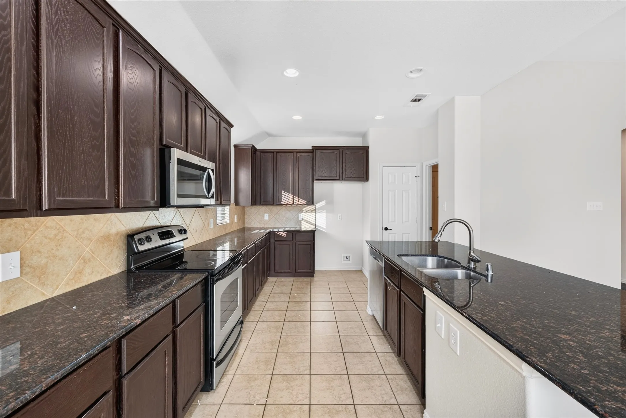 Single Family Residence For Rent in Rockwall County , 417 Hackberry Drive, Fate, Texas 75087, 3 Bedroom, 2 Bathroom, 2 Garage spaces, 1,746 Sqft, built in 2009, mls#21272428, Real Estate Agent in Fate, Homes For Rent in Rockwall county, Homes For Rent in Fate, Realtor in Fate Texas, Real Estate Brokerage Independent Realty Texas, Luminita Cordes Realtor