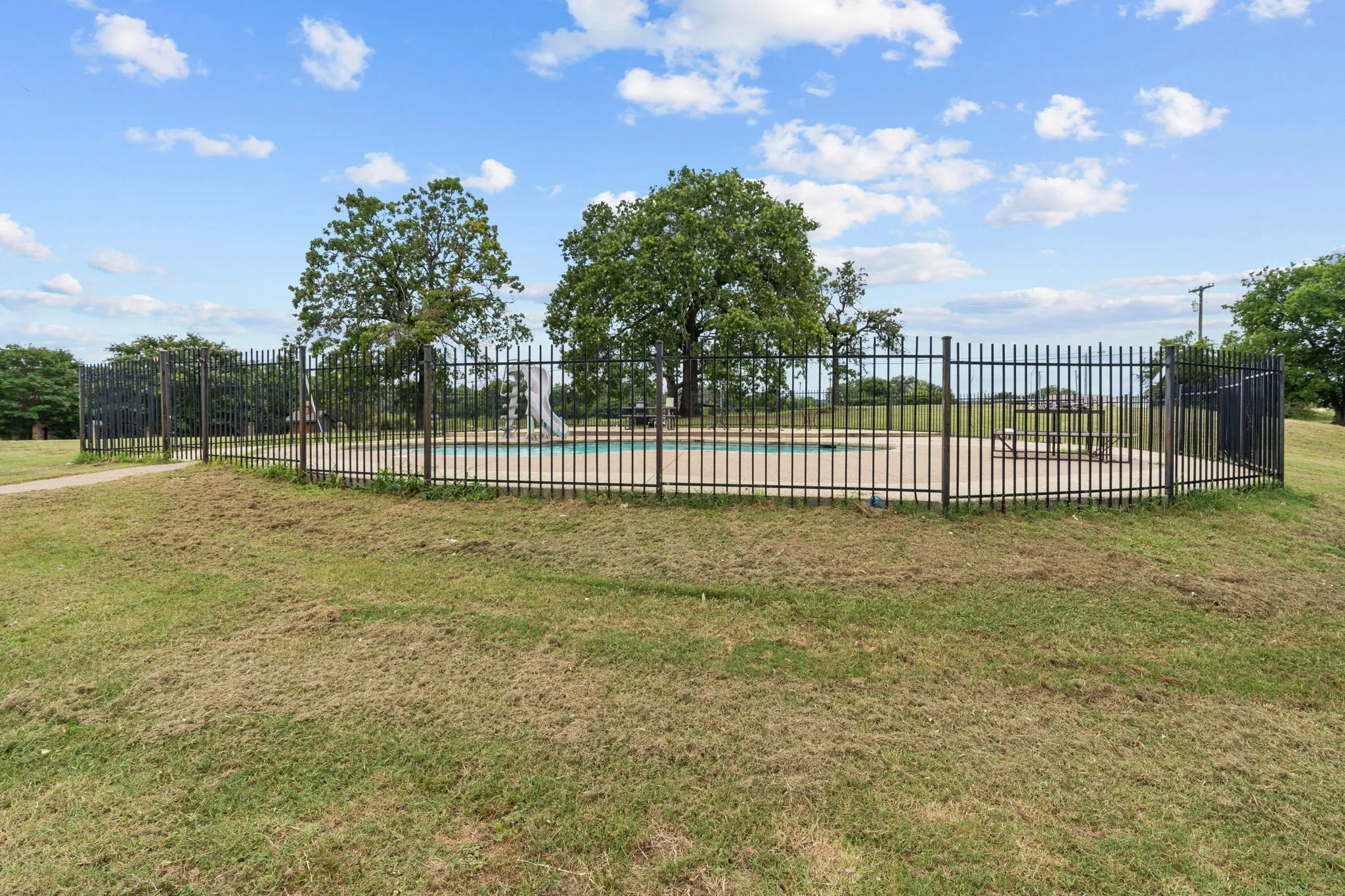 Single Family Residence For Sale in Tarrant County , 7348 Brady Oaks Drive, Fort Worth, Texas 76135, 7 Bedrooms, 6 Bathrooms, 2 Garage spaces, 4,600 Sqft, built in 2007, Price $1,300,000, mls#21283476, Real Estate Agent in Fort Worth, Homes For Sale in Tarrant county, Homes For Sale in Fort Worth, Realtor in Fort Worth Texas, Real Estate Brokerage Independent Realty Texas, Luminita Cordes Realtor