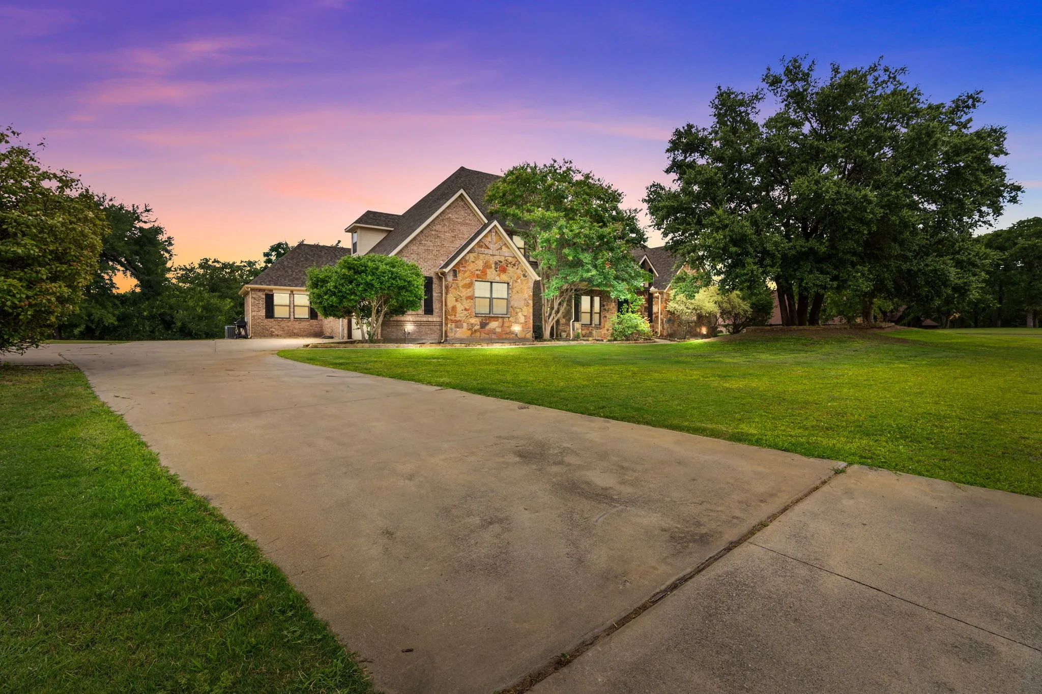 Single Family Residence For Sale in Tarrant County , 7348 Brady Oaks Drive, Fort Worth, Texas 76135, 7 Bedrooms, 6 Bathrooms, 2 Garage spaces, 4,600 Sqft, built in 2007, Price $1,300,000, mls#21283476, Real Estate Agent in Fort Worth, Homes For Sale in Tarrant county, Homes For Sale in Fort Worth, Realtor in Fort Worth Texas, Real Estate Brokerage Independent Realty Texas, Luminita Cordes Realtor