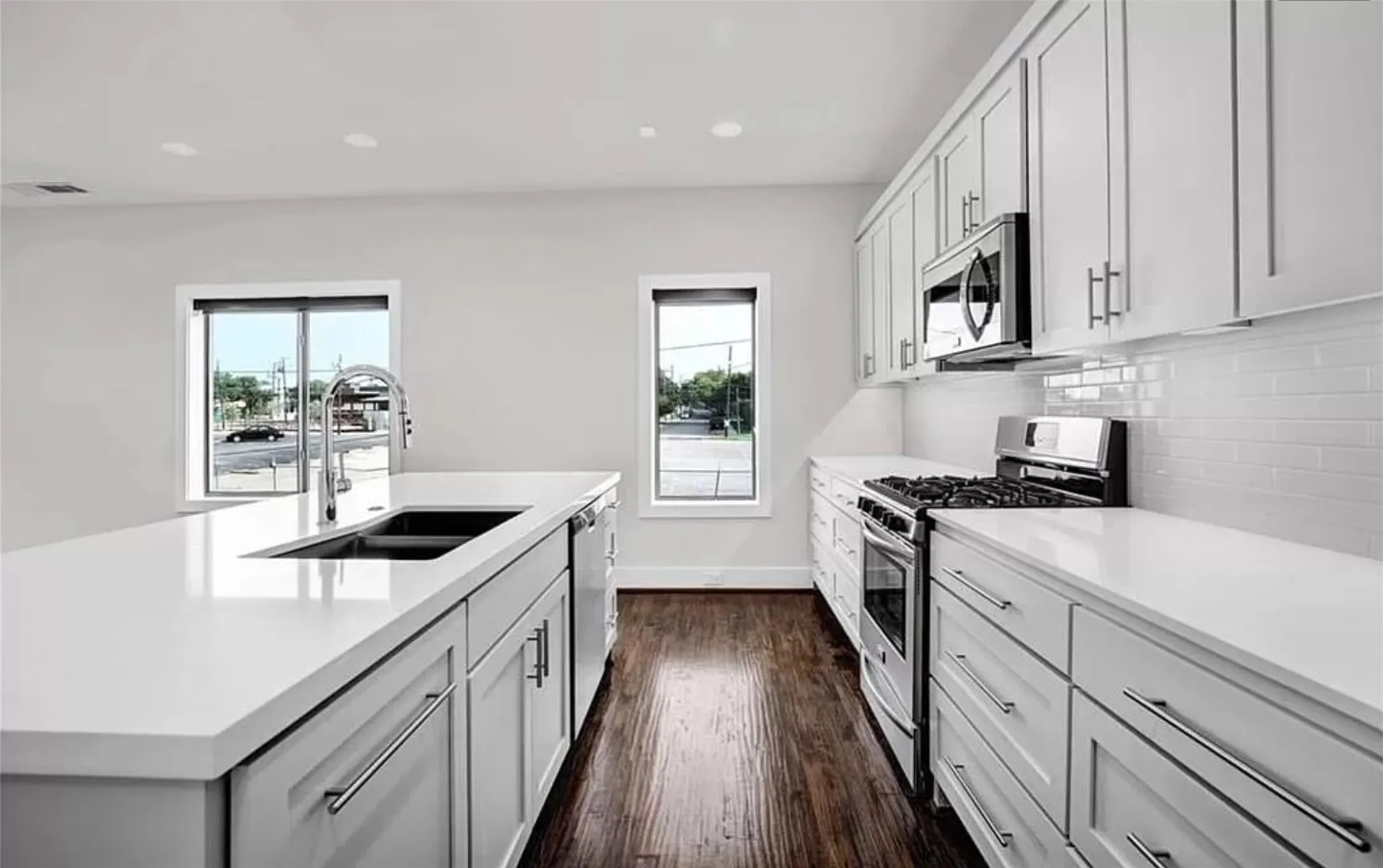 Townhouse For Rent in Dallas County , 5604 Lindell Avenue A, Dallas, Texas 75206, 2 Bedrooms, 3 Bathrooms, 2 Garage spaces, 1,476 Sqft, built in 2017, Price $3,300, mls#21289582, Real Estate Agent in Dallas, Homes For Rent in Dallas county, Homes For Rent in Dallas, Realtor in Dallas Texas, Real Estate Brokerage Independent Realty Texas, Luminita Cordes Realtor