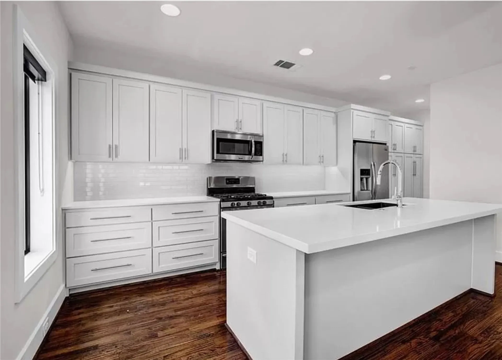 Townhouse For Rent in Dallas County , 5604 Lindell Avenue A, Dallas, Texas 75206, 2 Bedrooms, 3 Bathrooms, 2 Garage spaces, 1,476 Sqft, built in 2017, Price $3,300, mls#21289582, Real Estate Agent in Dallas, Homes For Rent in Dallas county, Homes For Rent in Dallas, Realtor in Dallas Texas, Real Estate Brokerage Independent Realty Texas, Luminita Cordes Realtor