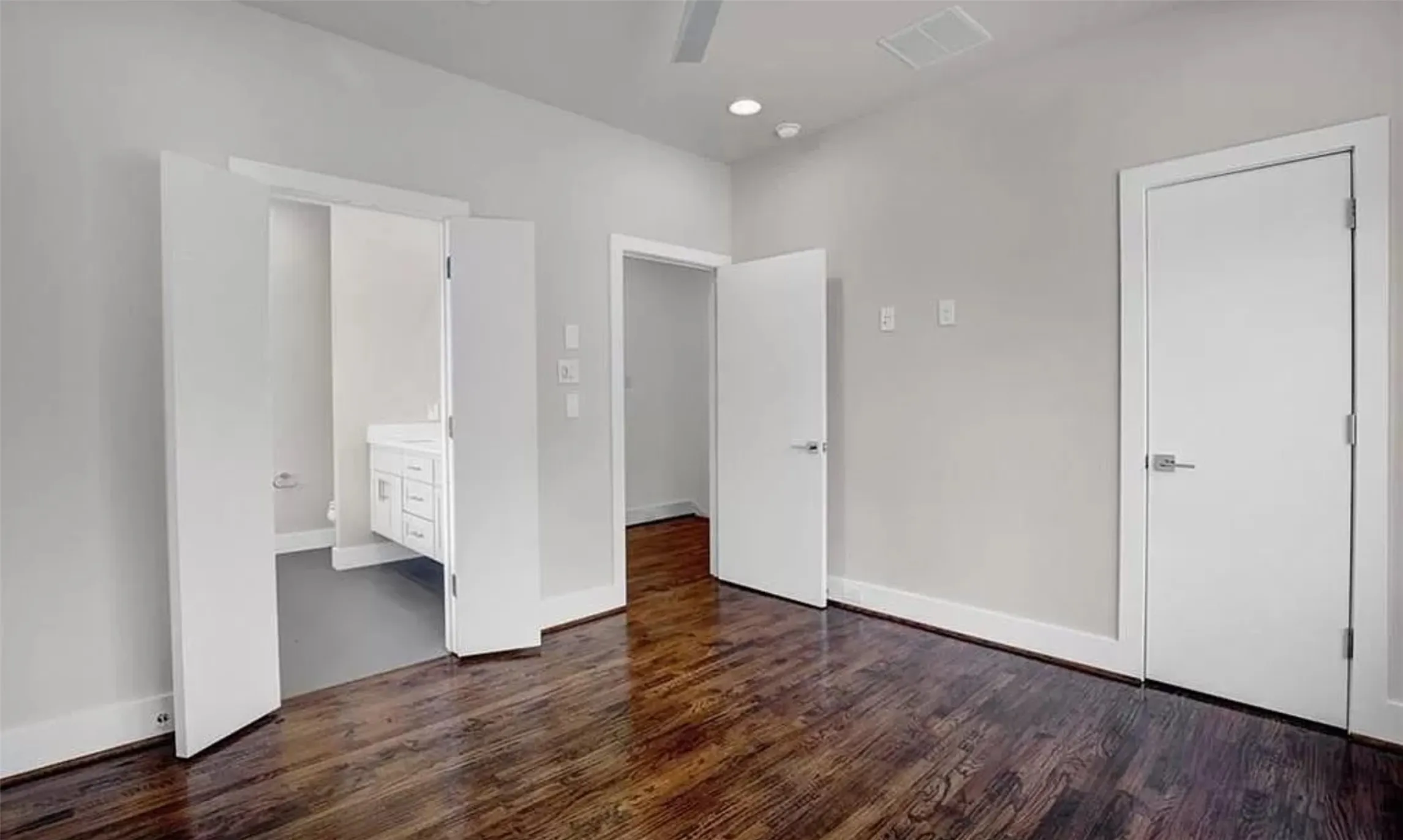 Townhouse For Rent in Dallas County , 5604 Lindell Avenue A, Dallas, Texas 75206, 2 Bedrooms, 3 Bathrooms, 2 Garage spaces, 1,476 Sqft, built in 2017, Price $3,300, mls#21289582, Real Estate Agent in Dallas, Homes For Rent in Dallas county, Homes For Rent in Dallas, Realtor in Dallas Texas, Real Estate Brokerage Independent Realty Texas, Luminita Cordes Realtor
