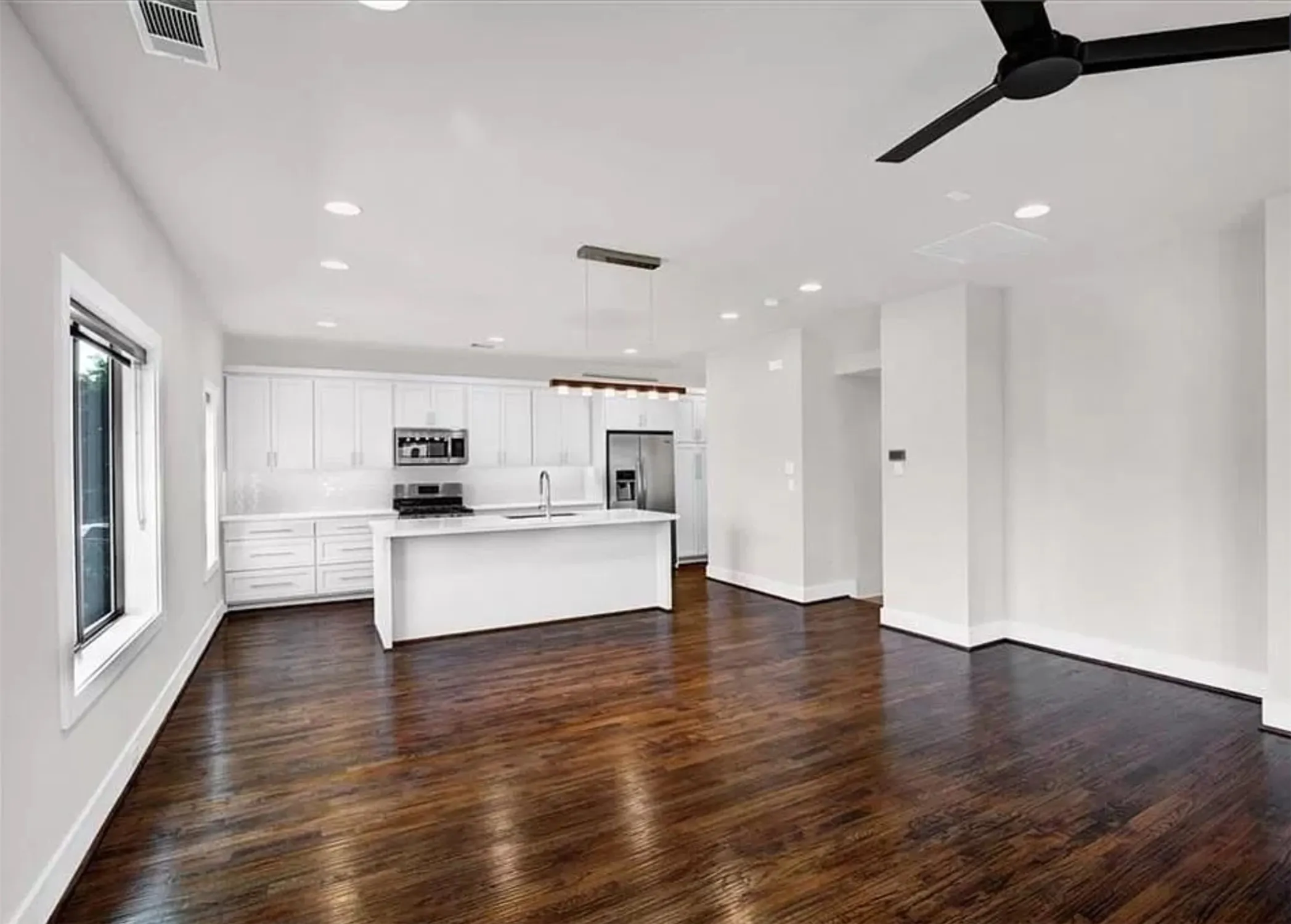Townhouse For Rent in Dallas County , 5604 Lindell Avenue A, Dallas, Texas 75206, 2 Bedrooms, 3 Bathrooms, 2 Garage spaces, 1,476 Sqft, built in 2017, Price $3,300, mls#21289582, Real Estate Agent in Dallas, Homes For Rent in Dallas county, Homes For Rent in Dallas, Realtor in Dallas Texas, Real Estate Brokerage Independent Realty Texas, Luminita Cordes Realtor
