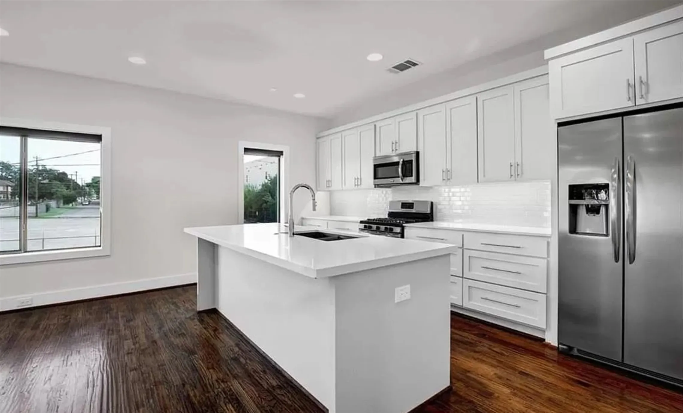 Townhouse For Rent in Dallas County , 5604 Lindell Avenue A, Dallas, Texas 75206, 2 Bedrooms, 3 Bathrooms, 2 Garage spaces, 1,476 Sqft, built in 2017, Price $3,300, mls#21289582, Real Estate Agent in Dallas, Homes For Rent in Dallas county, Homes For Rent in Dallas, Realtor in Dallas Texas, Real Estate Brokerage Independent Realty Texas, Luminita Cordes Realtor