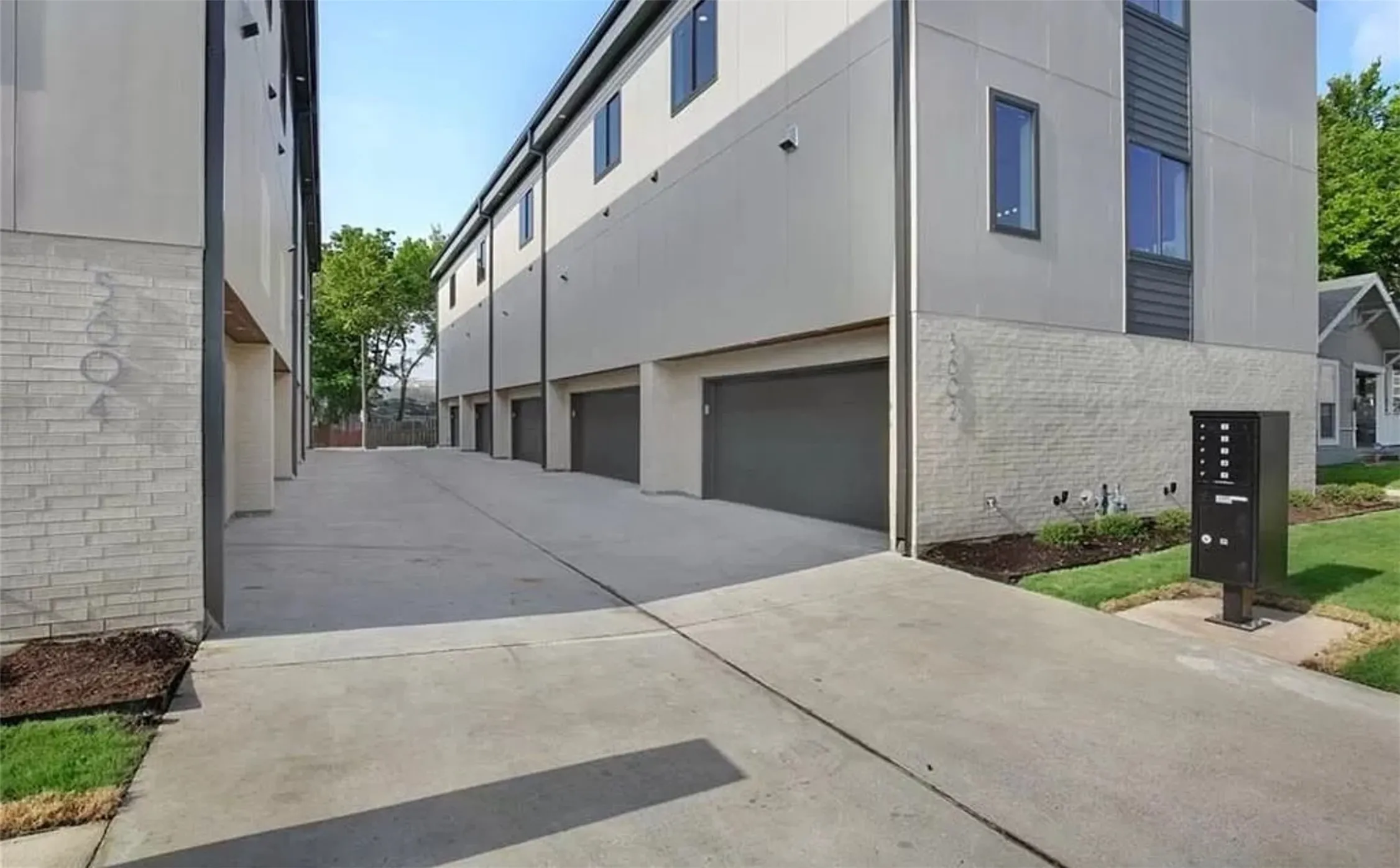 Townhouse For Rent in Dallas County , 5604 Lindell Avenue A, Dallas, Texas 75206, 2 Bedrooms, 3 Bathrooms, 2 Garage spaces, 1,476 Sqft, built in 2017, Price $3,300, mls#21289582, Real Estate Agent in Dallas, Homes For Rent in Dallas county, Homes For Rent in Dallas, Realtor in Dallas Texas, Real Estate Brokerage Independent Realty Texas, Luminita Cordes Realtor