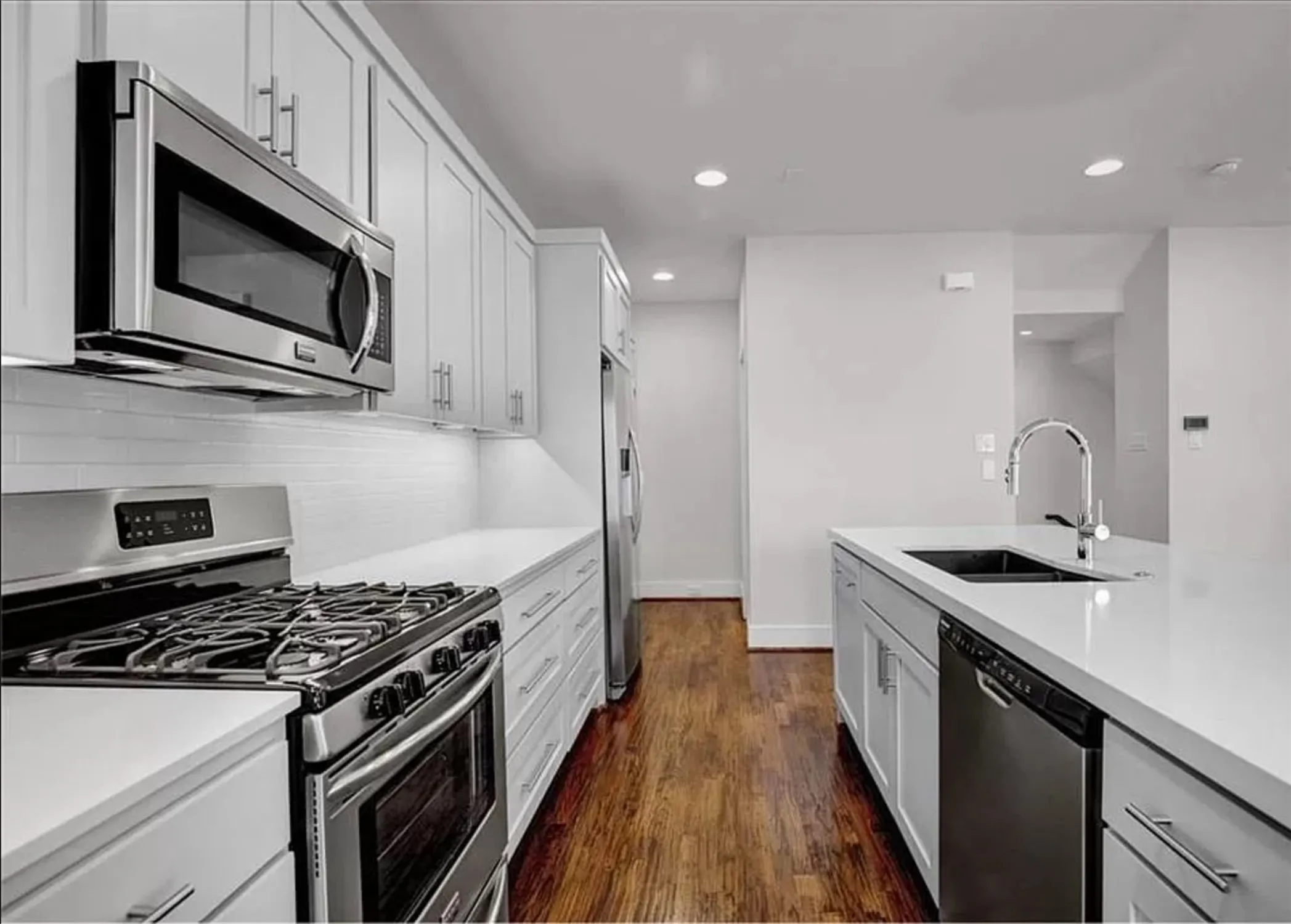 Townhouse For Rent in Dallas County , 5604 Lindell Avenue A, Dallas, Texas 75206, 2 Bedrooms, 3 Bathrooms, 2 Garage spaces, 1,476 Sqft, built in 2017, Price $3,300, mls#21289582, Real Estate Agent in Dallas, Homes For Rent in Dallas county, Homes For Rent in Dallas, Realtor in Dallas Texas, Real Estate Brokerage Independent Realty Texas, Luminita Cordes Realtor