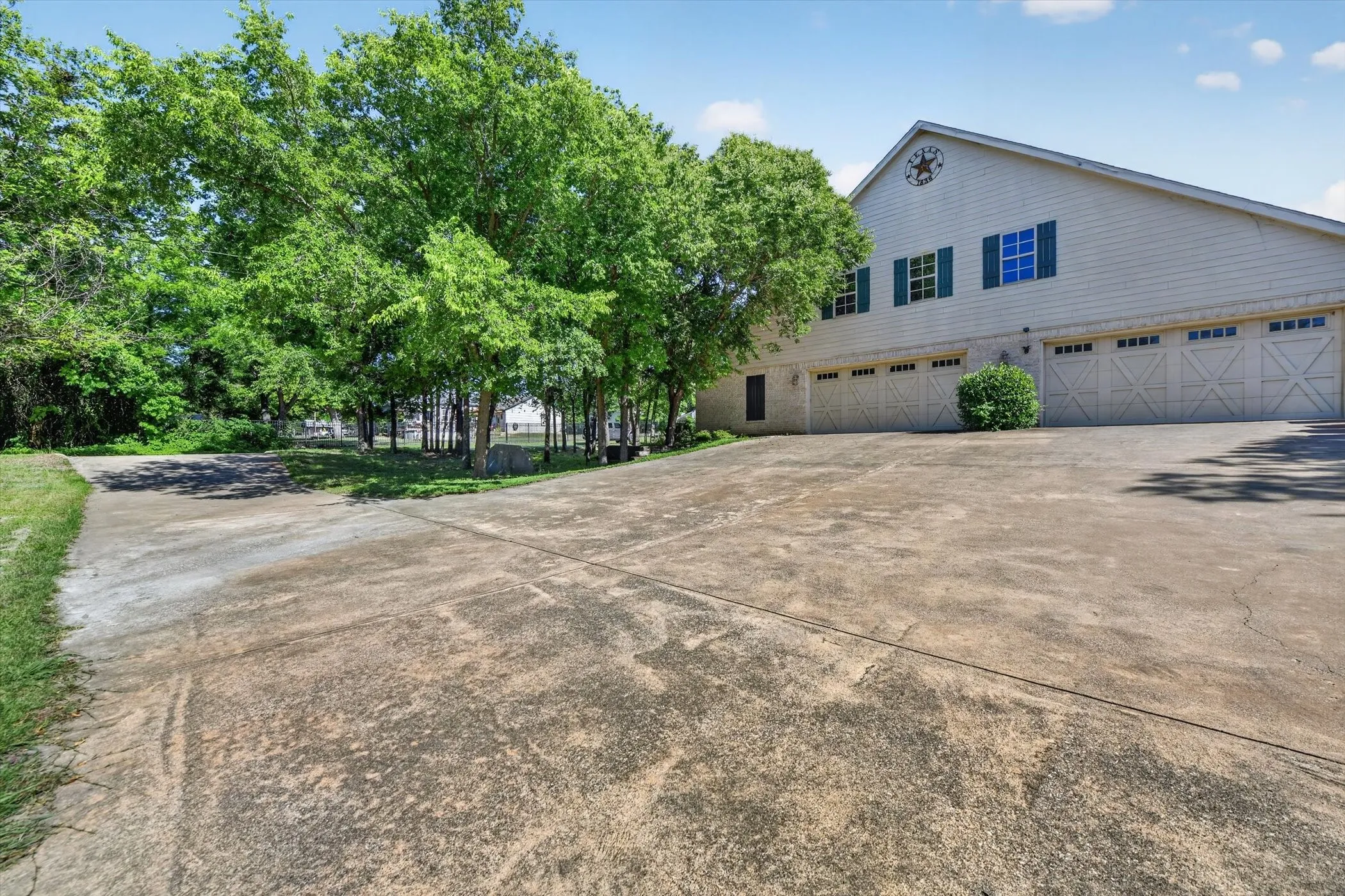 Single Family Residence For Sale in Wise County , 507 N State Street, Decatur, Texas 76234, 4 Bedroom, 5 Bathroom, 4 Garage spaces, 5,205 Sqft, built in 2006, mls#21289593, Real Estate Agent in Decatur, Homes For Sale in Wise county, Homes For Sale in Decatur, Realtor in Decatur Texas, Real Estate Brokerage Independent Realty Texas, Luminita Cordes Realtor