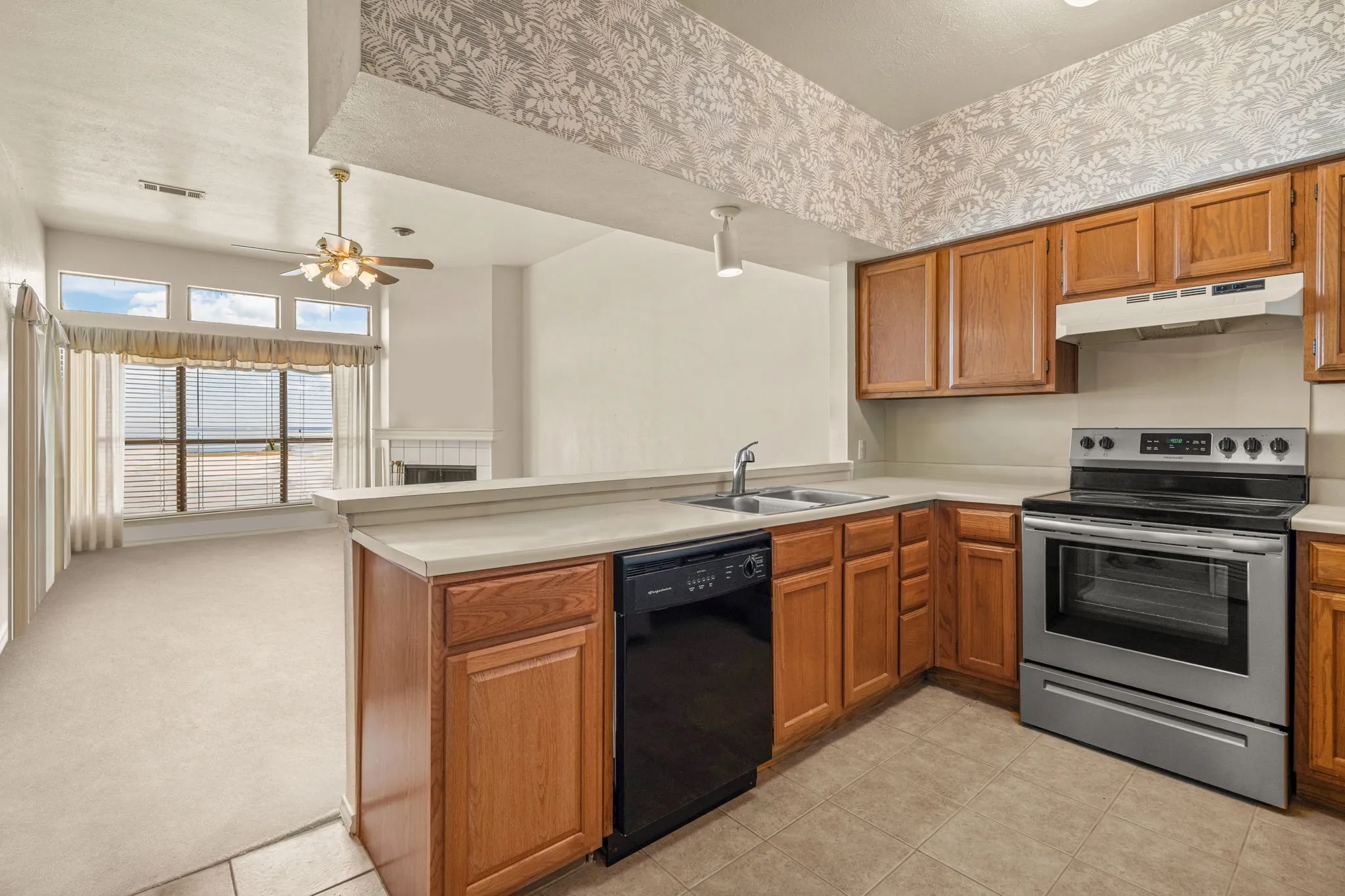 Condominium For Sale in Rockwall County , 260 Henry M Chandler Drive, Rockwall, Texas 75032, 2 Bedroom, 2 Bathroom, Garage spaces, 1,022 Sqft, built in 1983, mls#21279324, Real Estate Agent in Rockwall, Homes For Sale in Rockwall county, Homes For Sale in Rockwall, Realtor in Rockwall Texas, Real Estate Brokerage Independent Realty Texas, Luminita Cordes Realtor