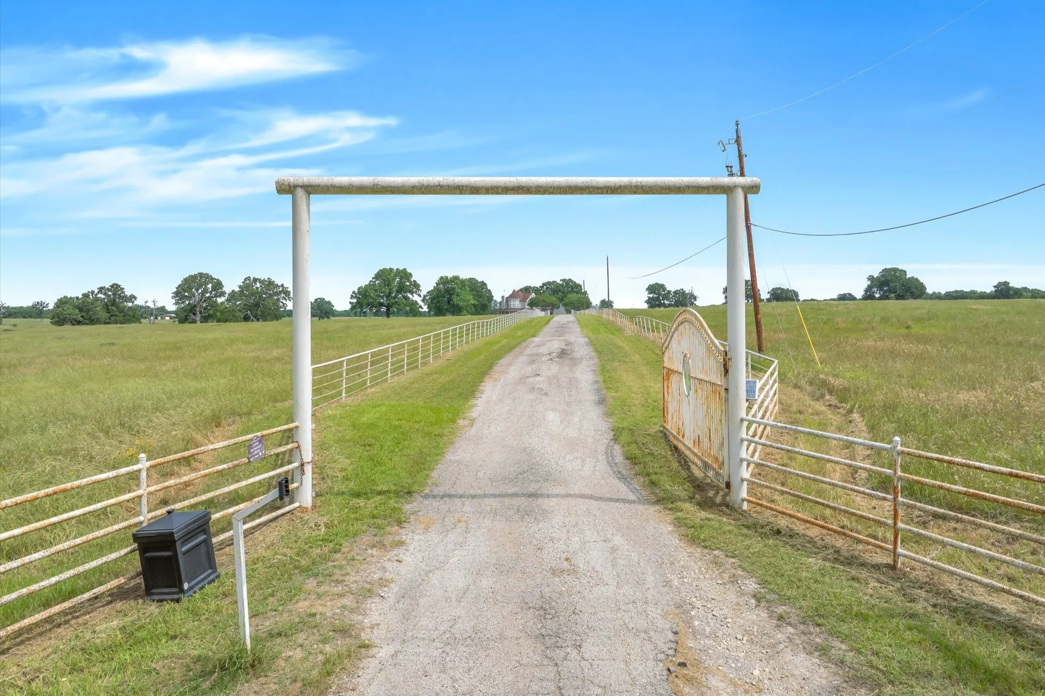 Single Family Residence For Sale in Van Zandt County , 2364 VZ County Road 2128, Wills Point, Texas 75169, 4 Bedroom, 3 Bathroom, 2 Garage spaces, 3,756 Sqft, built in 1997, mls#21288681, Real Estate Agent in Wills Point, Homes For Sale in Van Zandt county, Homes For Sale in Wills Point, Realtor in Wills Point Texas, Real Estate Brokerage Independent Realty Texas, Luminita Cordes Realtor